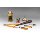 Konvolut Marine-Handwerkszeug: Kompass-Lampe, Messing/Kupfer. Splinter aus Mahagoni, 2xTaklerlehre