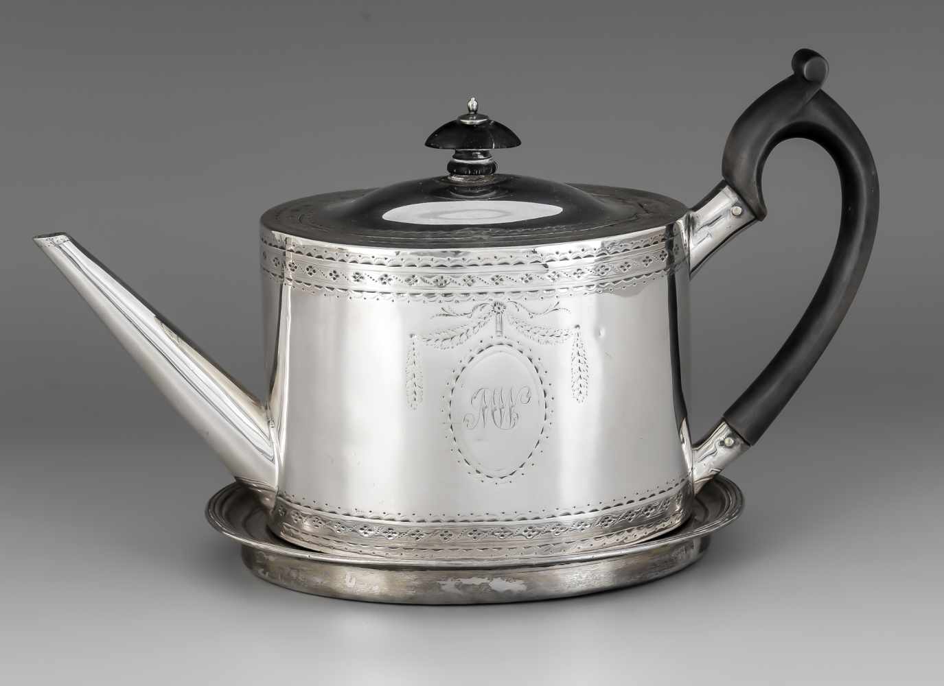 Englische Teekanne mit Untersetzer, 1784. Sterling-Silber (925/000). Untersetzer mitHolzeinsatz.