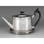 Englische Teekanne mit Untersetzer, 1784. Sterling-Silber (925/000). Untersetzer mitHolzeinsatz.
