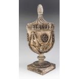 Monumentaler Deckelpokal, um 1800. Holz, geschnitzt. H. 80 cm. - Auf quadratischerPlinthe,