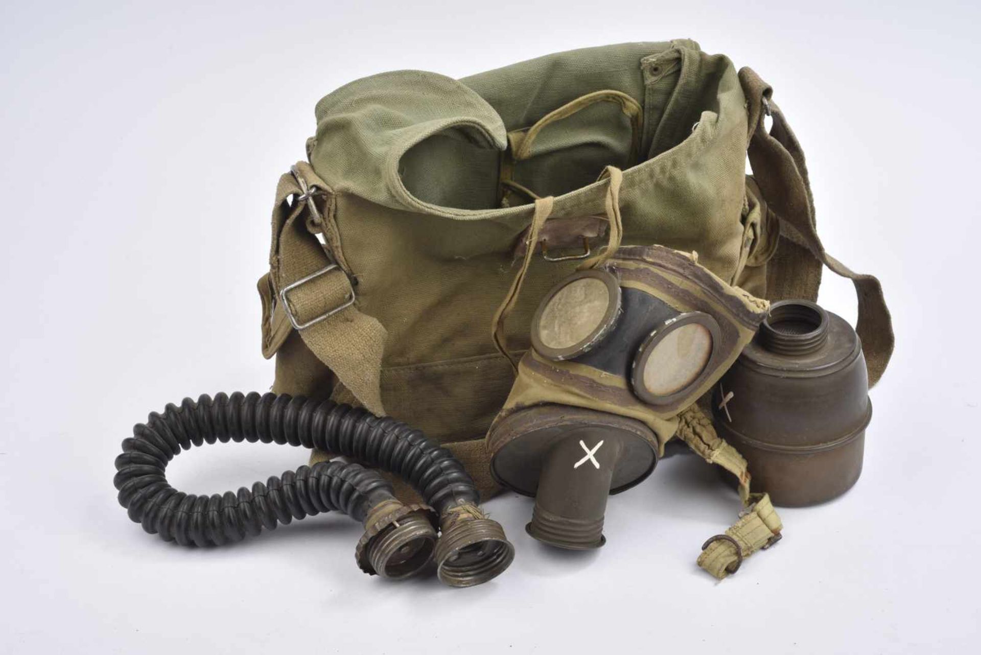 Lot militaria France 1940 comprenant : un masque à gaz français dans la housse de transport, un