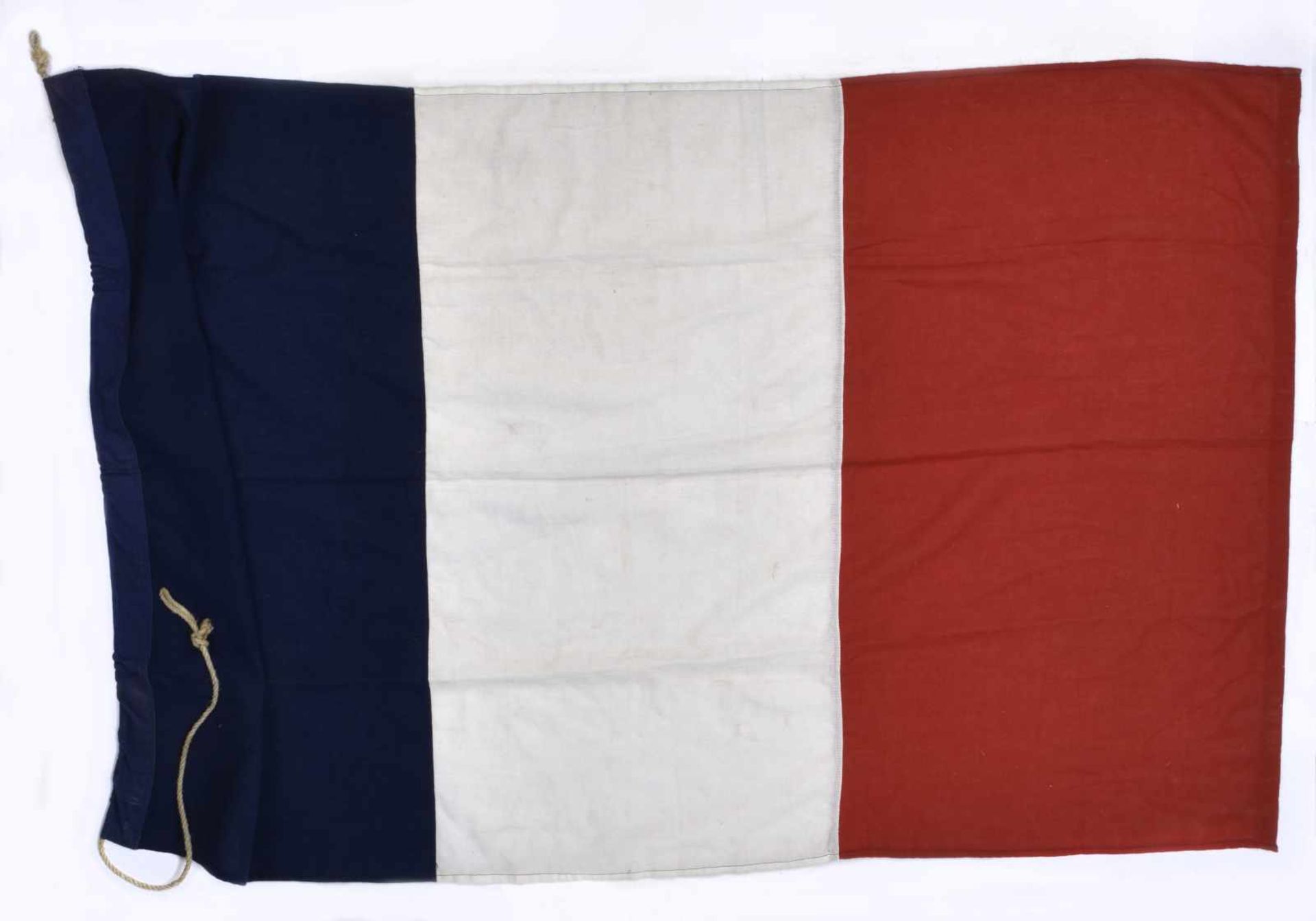 Drapeau français tricolore en coton. Dimensions : 1,46 x 0,96 m. Etat II