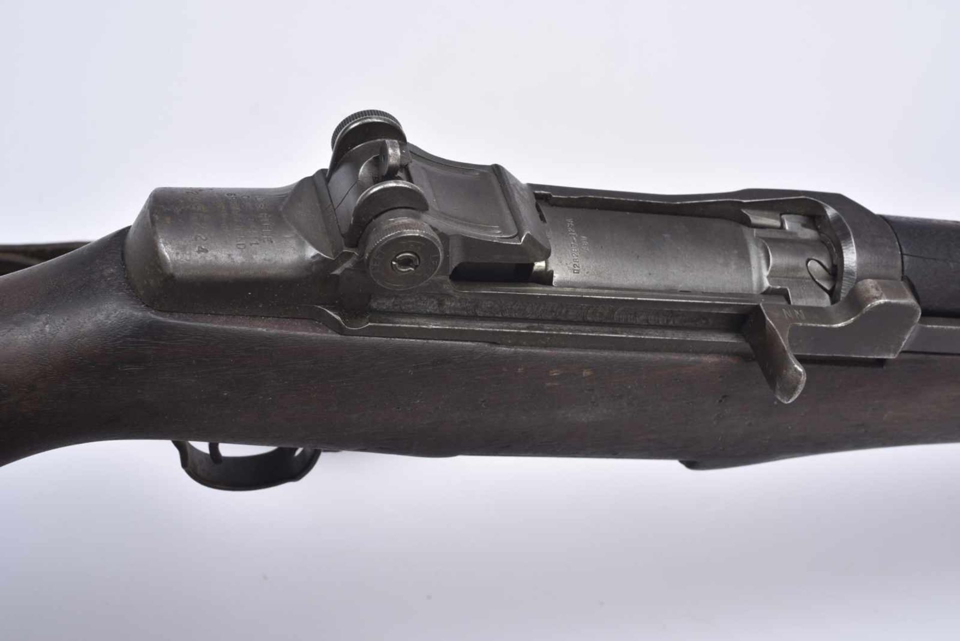Fusil Garand calibre 30M1, fabrication « Springfield Armory », numéro « 2496224 ». Crosse en bois et - Bild 3 aus 4