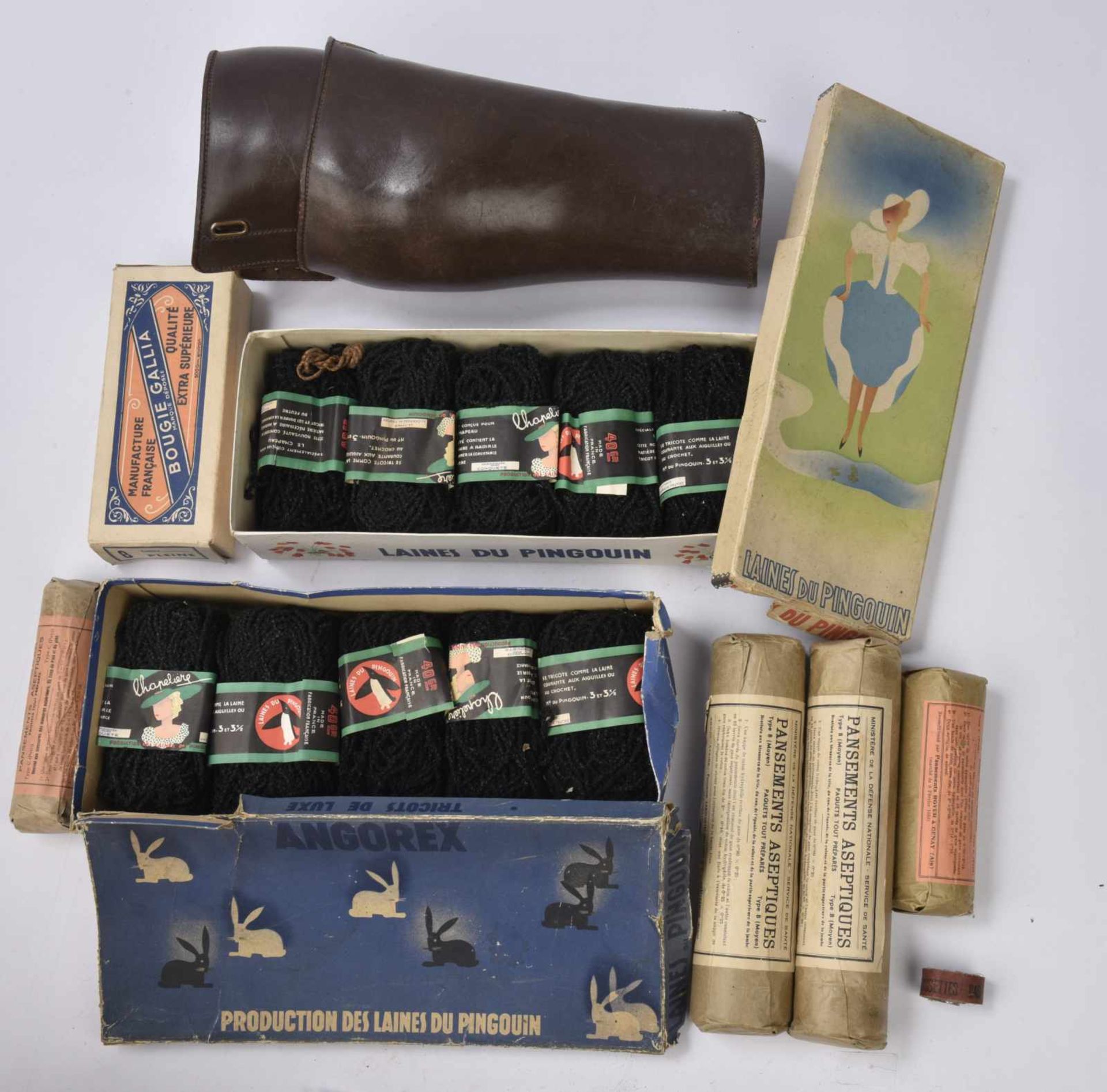 Lot : Une boîte de bougies «Gallia ». 4 paquets de pansements aseptiques militaires (1952 et