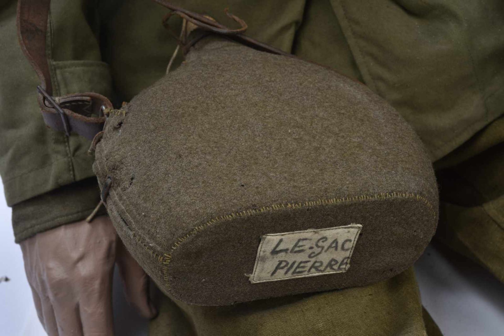 Mannequin complet représentant un soldat de larmée française de 1940 en tenue de motocycliste - Bild 2 aus 4