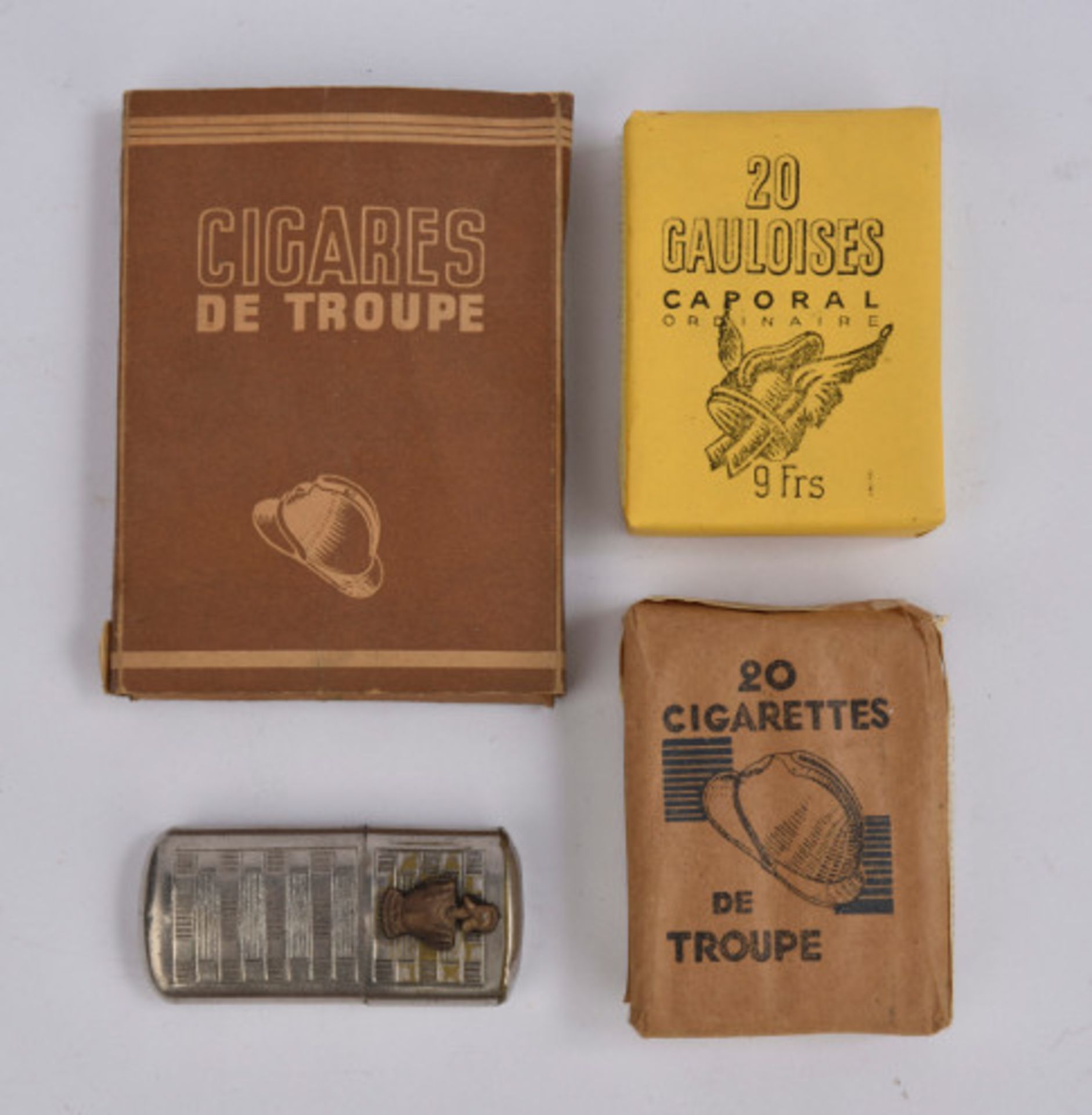 Lot militaria France 1940 comprenant : un cigare de troupe, un paquet de cigarettes Caporal «