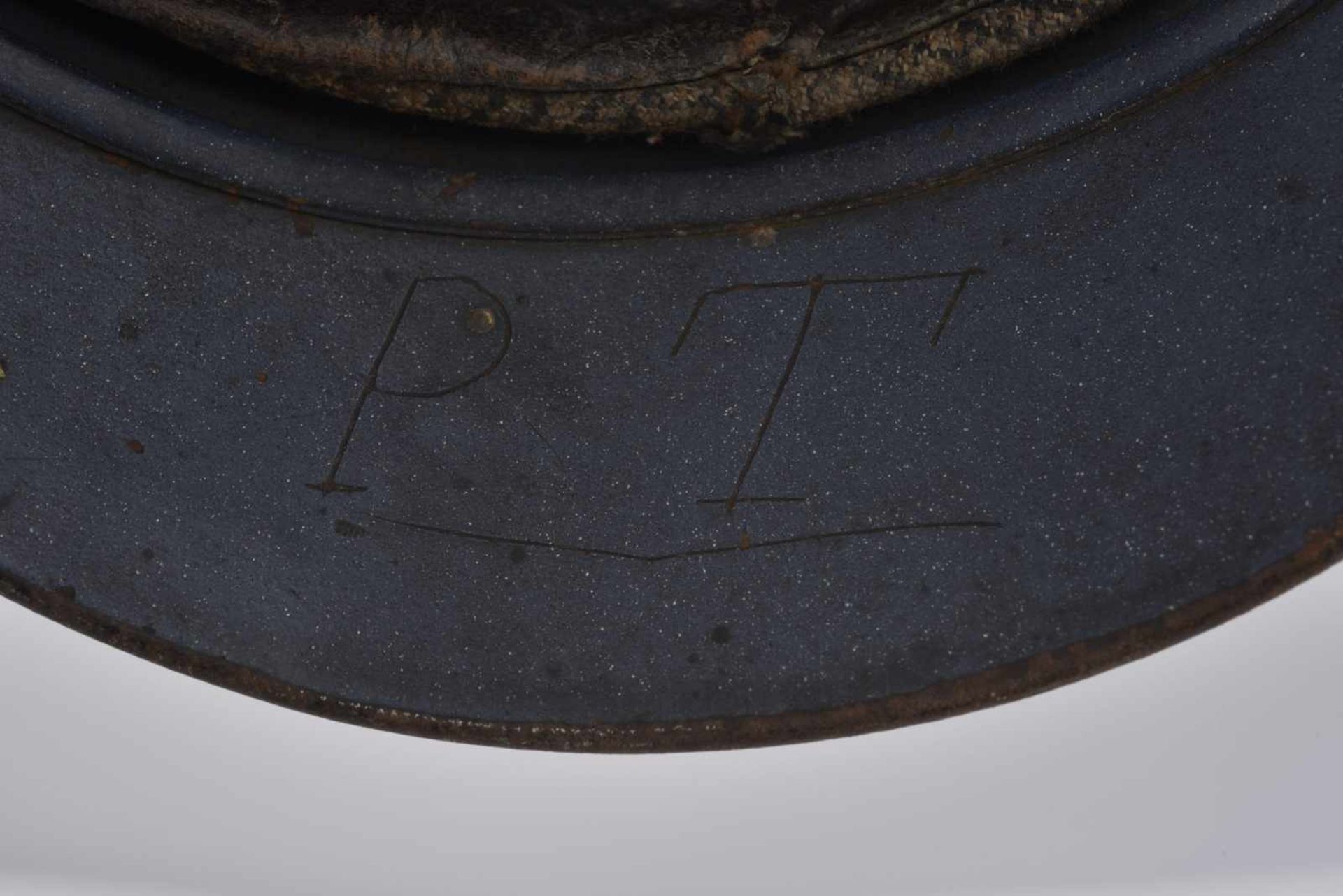 Casque Adrian modèle 15 du service de Santé. Insigne remonté, inscription raillée sous la - Image 3 of 4