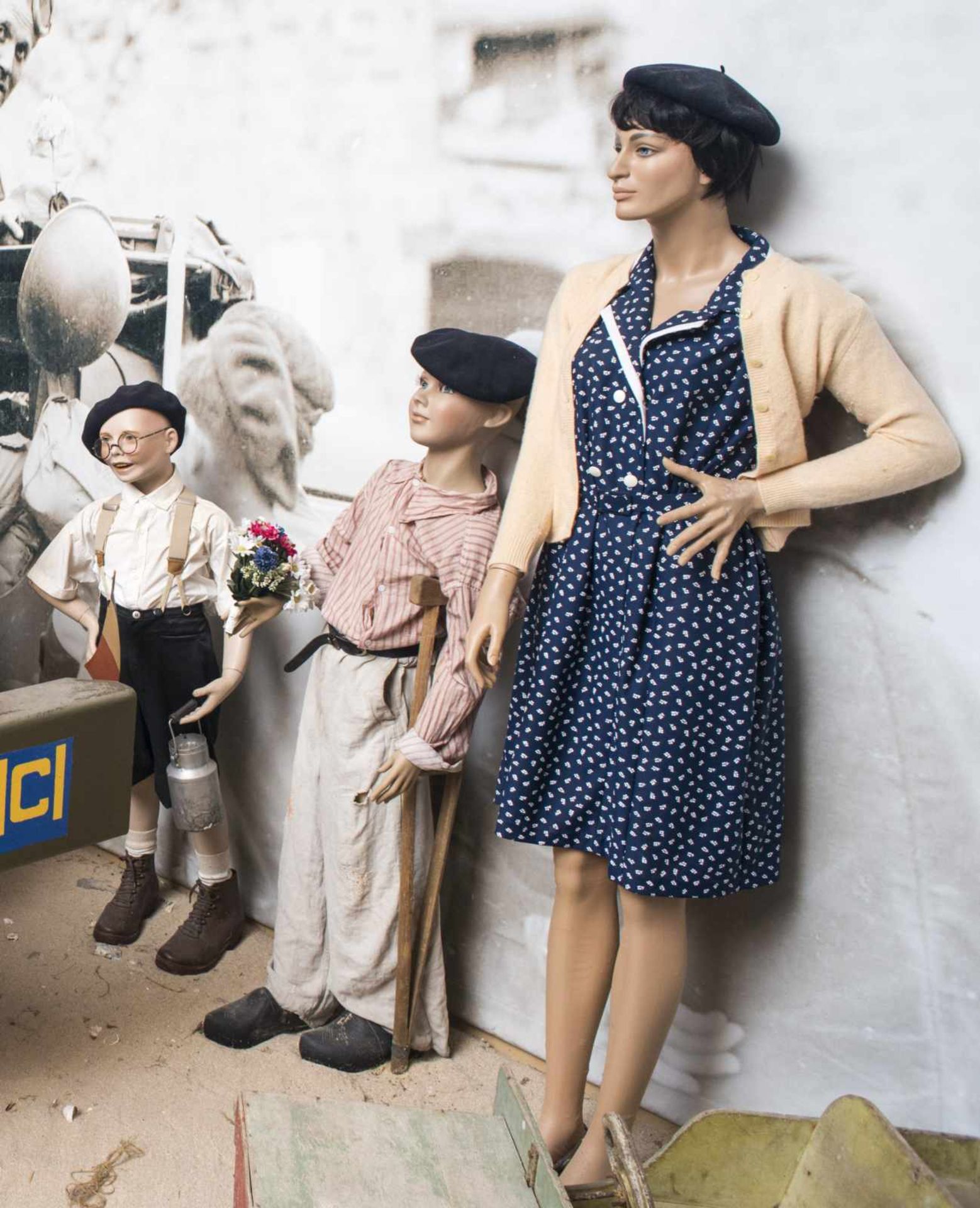 Deux mannequins complets représentant une femme portant un béret et sa robe bleue et dun garçon