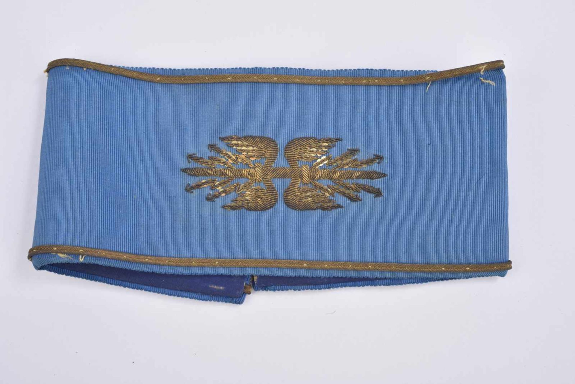 Un brassard règlementaire de lEtat-Major, en tissu bleu avec attribut en fil dor. Etat II