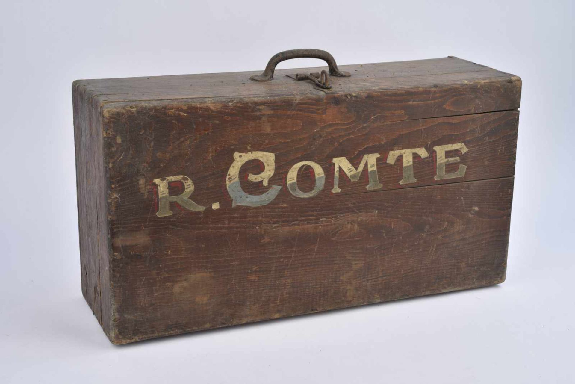 Valise en bois de prisonnier de guerre français nominative peinte : « R. Comte ». Etat II