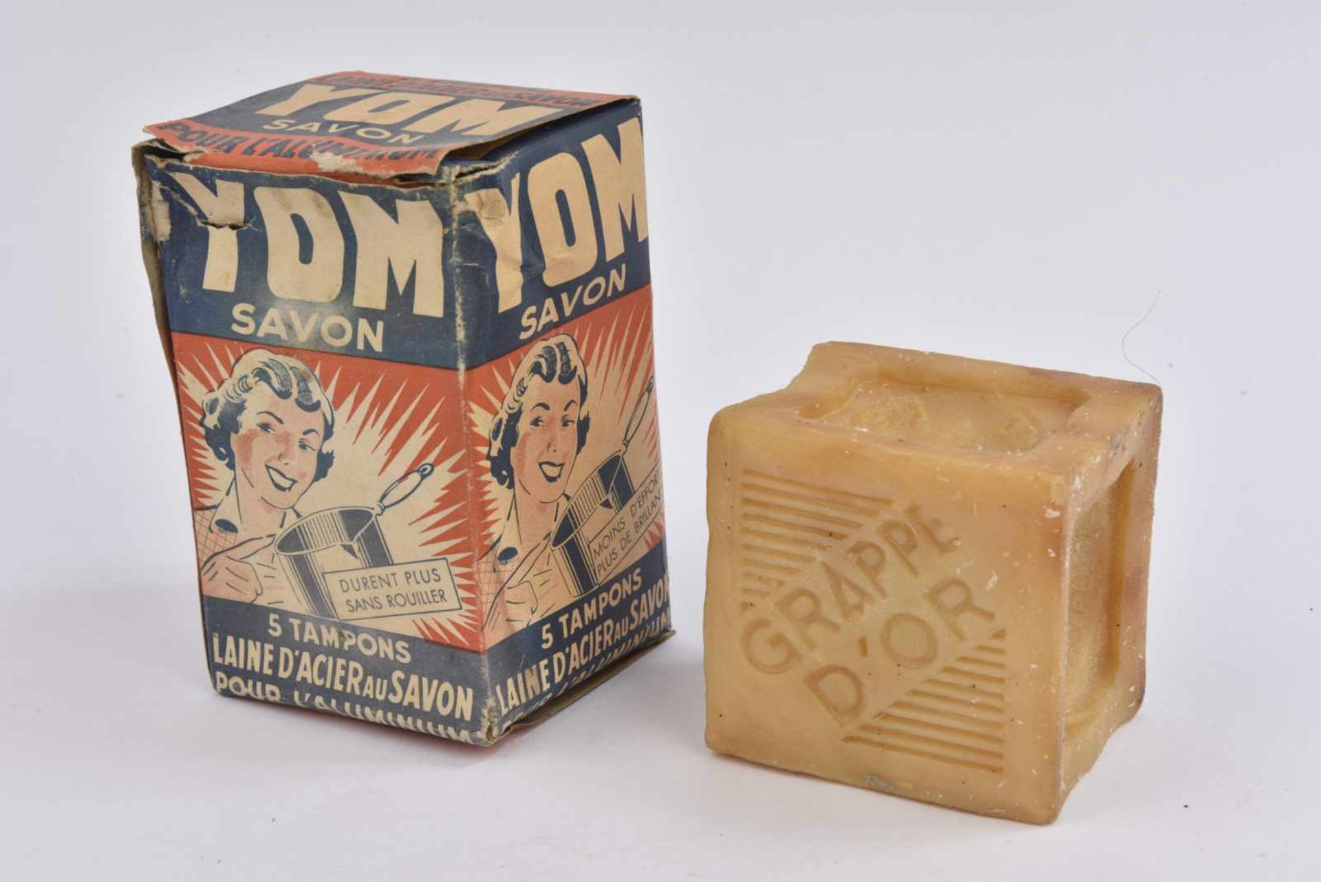 Lot concernant la vie quotidienne des français sous loccupation : Un savon de luxe « Grappe dor ».