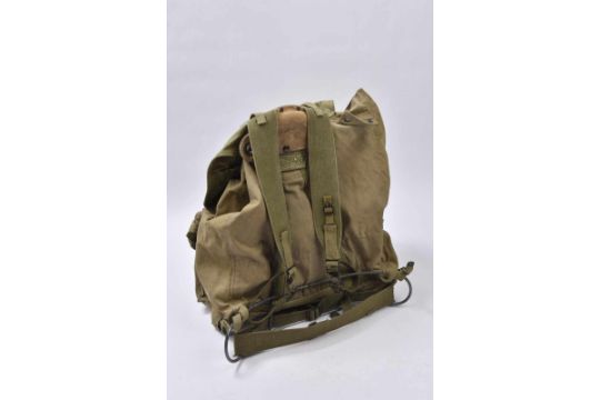 Sac A Dos Troupes De Montagne Us En Toile Kaki Marquages Us Sur Le Rabat Toutes Les Sangles