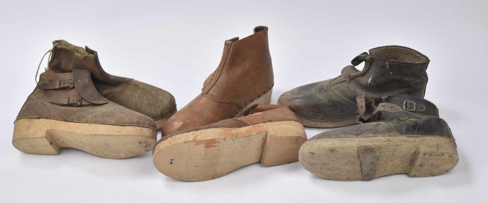 Lot de 3 paires de chaussures dîtes de « restriction » à semelles de bois. Etat II