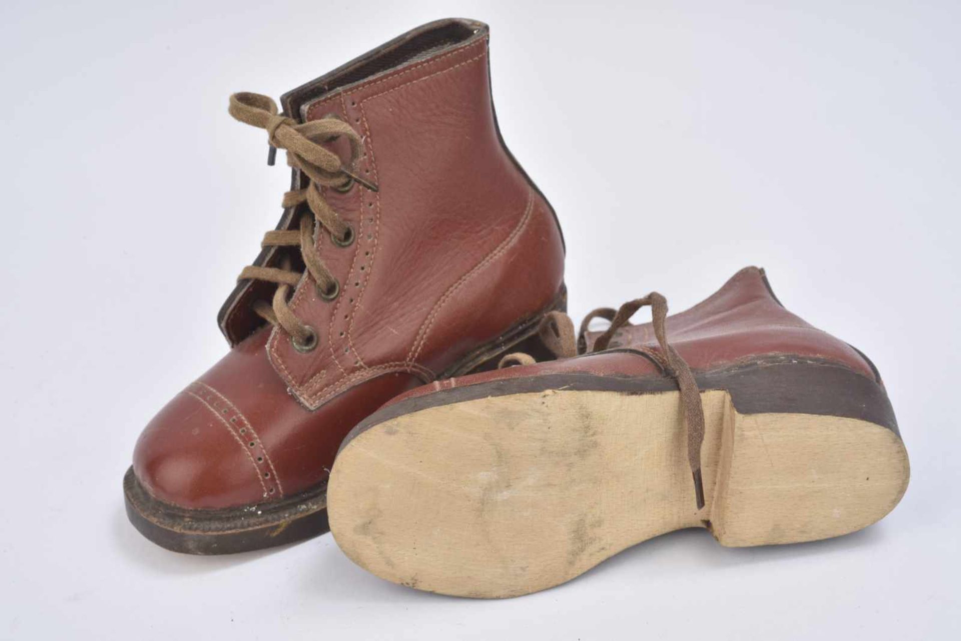 Une paire de chaussures denfant en cuir à semelles de bois. Une paire de chaussures dhomme en cuir - Bild 3 aus 4