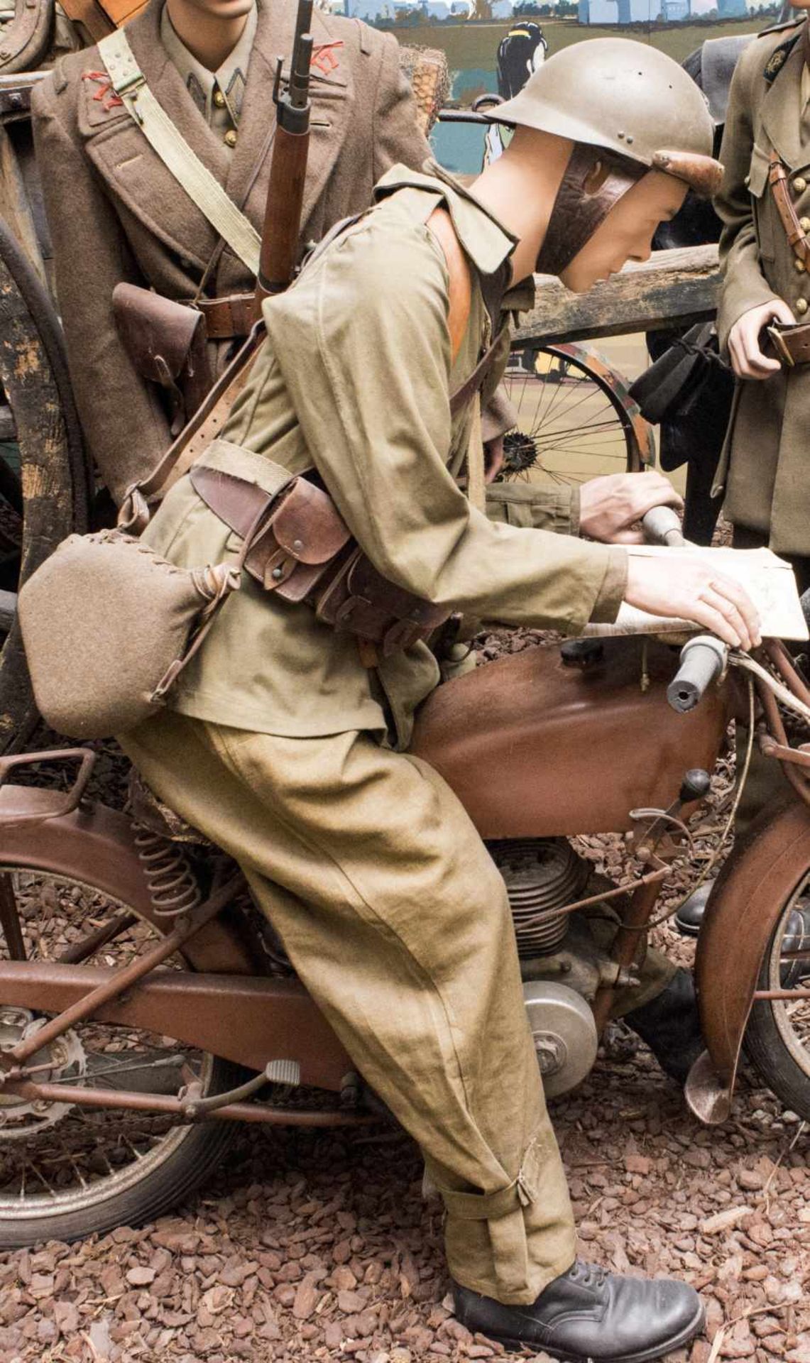 Mannequin complet représentant un soldat de larmée française de 1940 en tenue de motocycliste