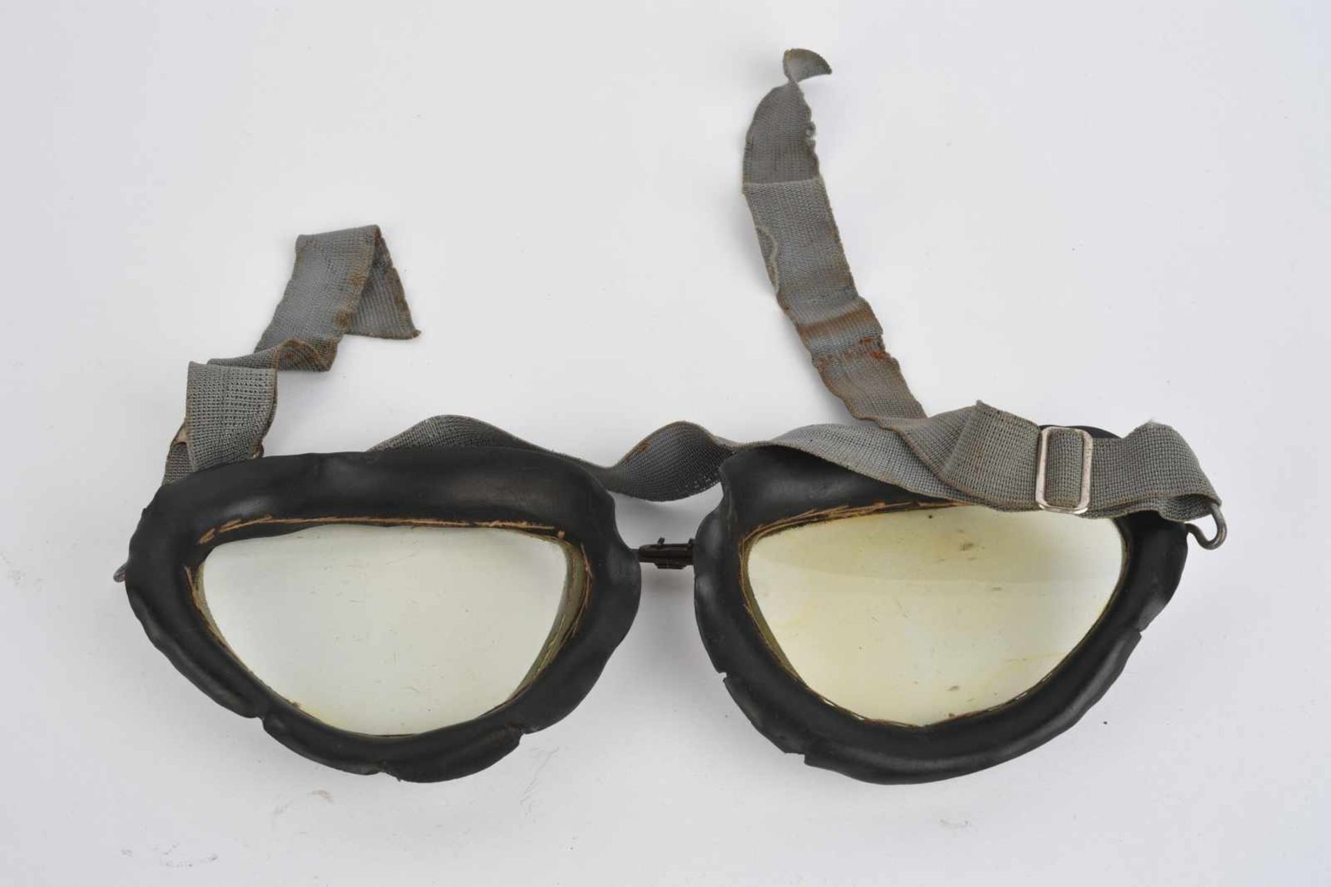 Paire de lunettes de motocycliste. Armature en métal feldgrau, verres blanc présentant quelques - Bild 2 aus 2