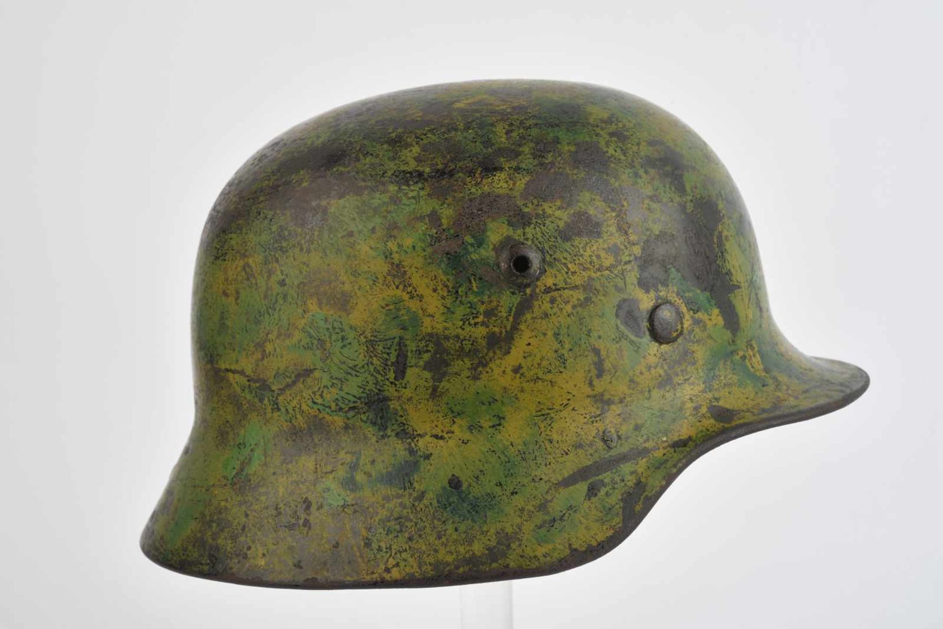 Casque camouflé nominatif de la Heer. Coque de casque modèle 35, marquage du fabricant illisible - Image 4 of 4