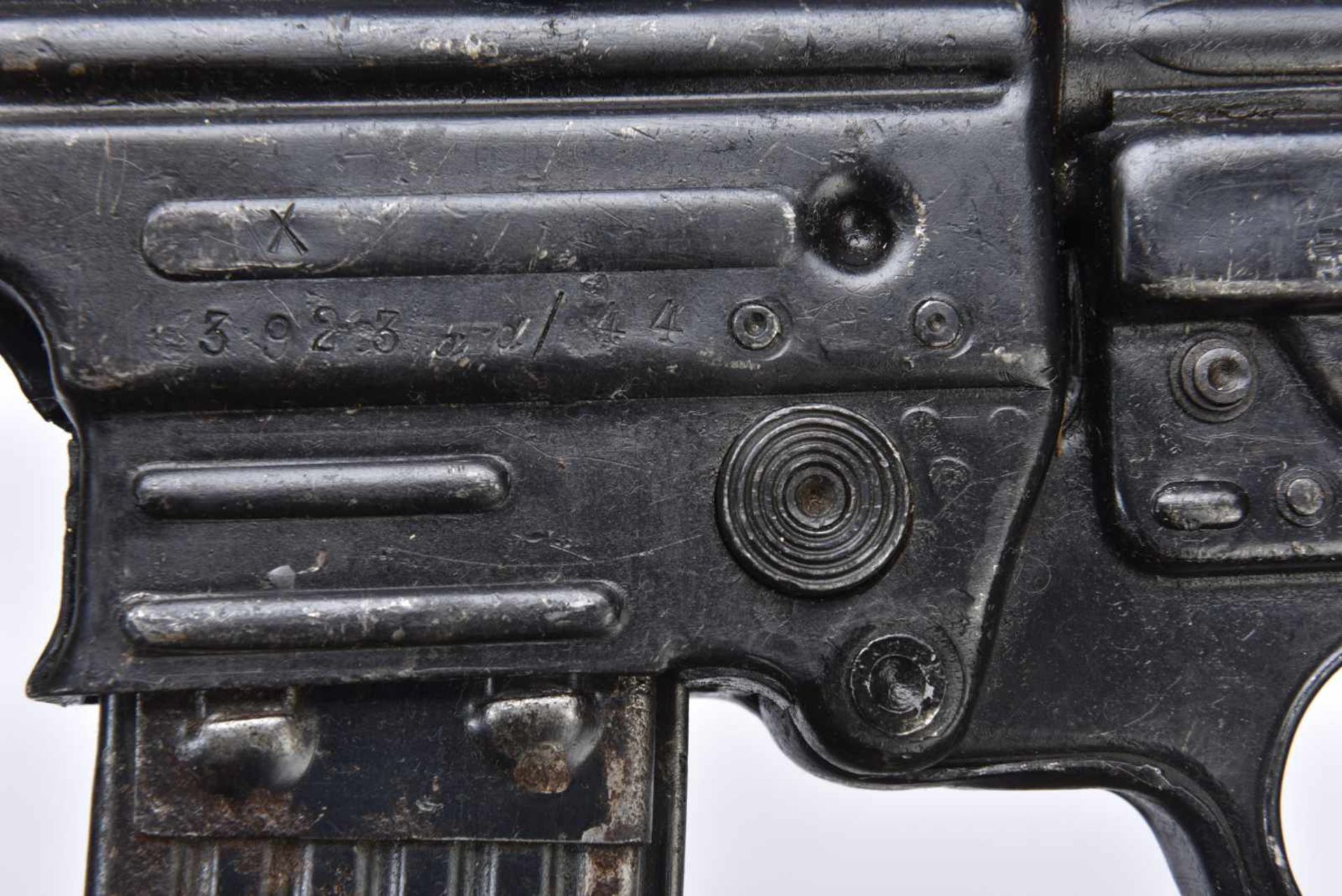 Sturmgewehr MP44 calibre 7,92 kurz. Fabrication « COS », numéro « 3923ad/44 », marquages « X » - Bild 2 aus 4