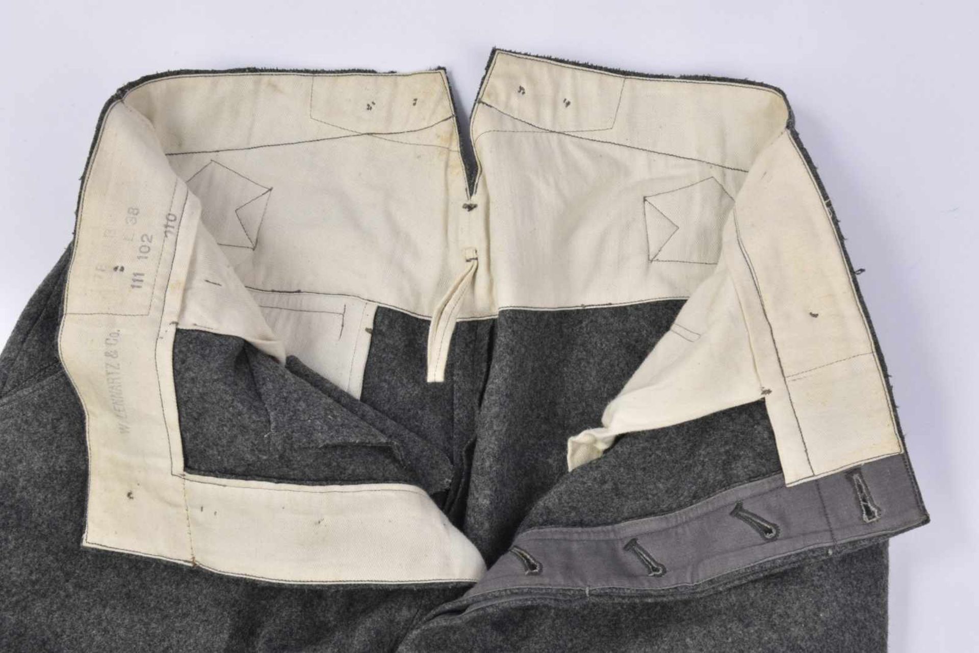 Pantalon gris pierre en drap gris pierre, tous les boutons sont présents. Intérieur en tissu coton - Bild 3 aus 4