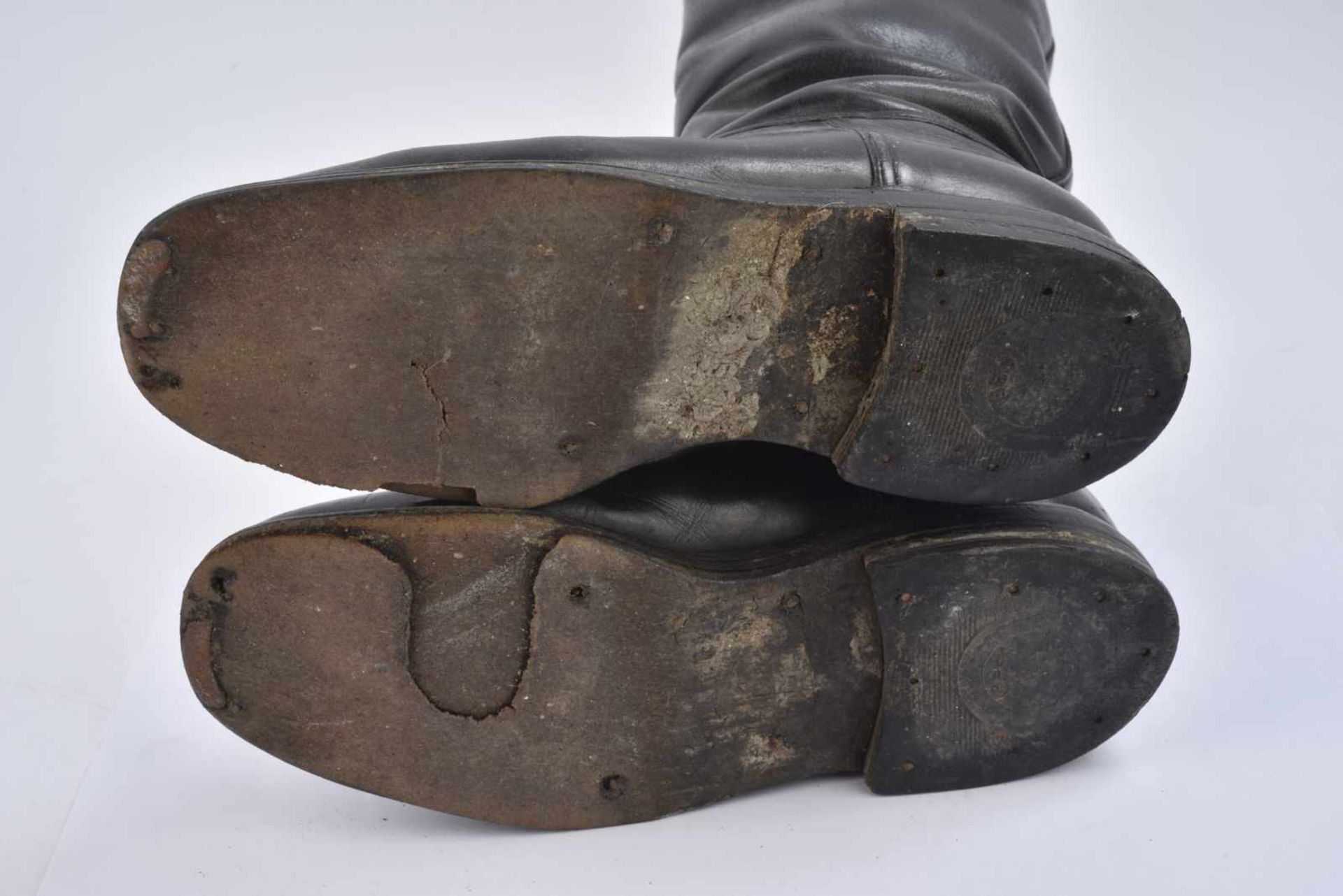 Bottes dofficier de la Heer. Tige haute, en cuir noir. Bride de serrage sur le haut de la botte. - Bild 2 aus 4