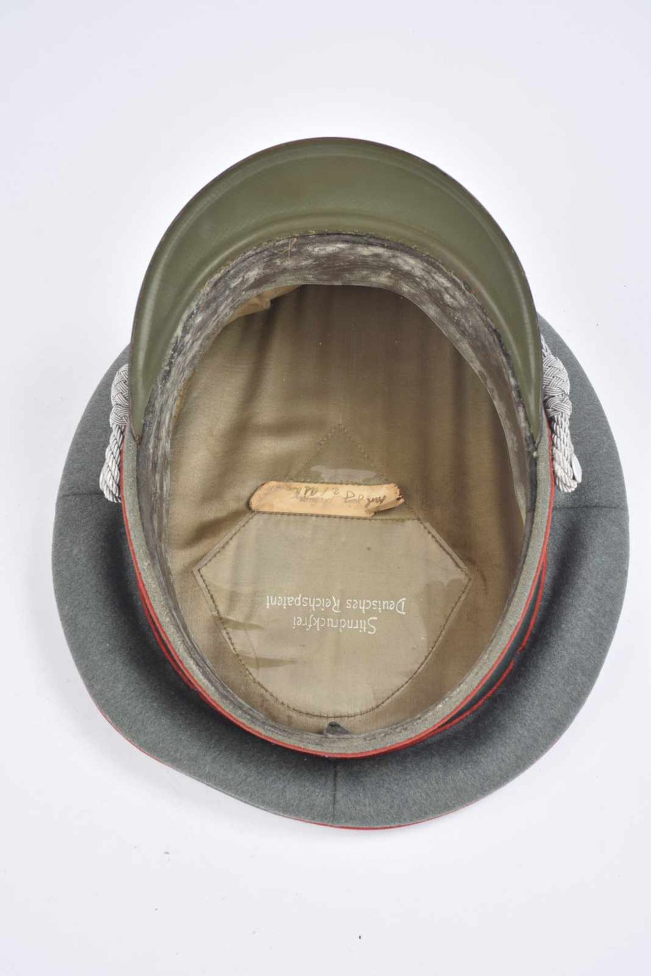 Casquette dofficier dartillerie nominative en gabardine Feldgrau, triple liseré rouge de l - Bild 2 aus 4