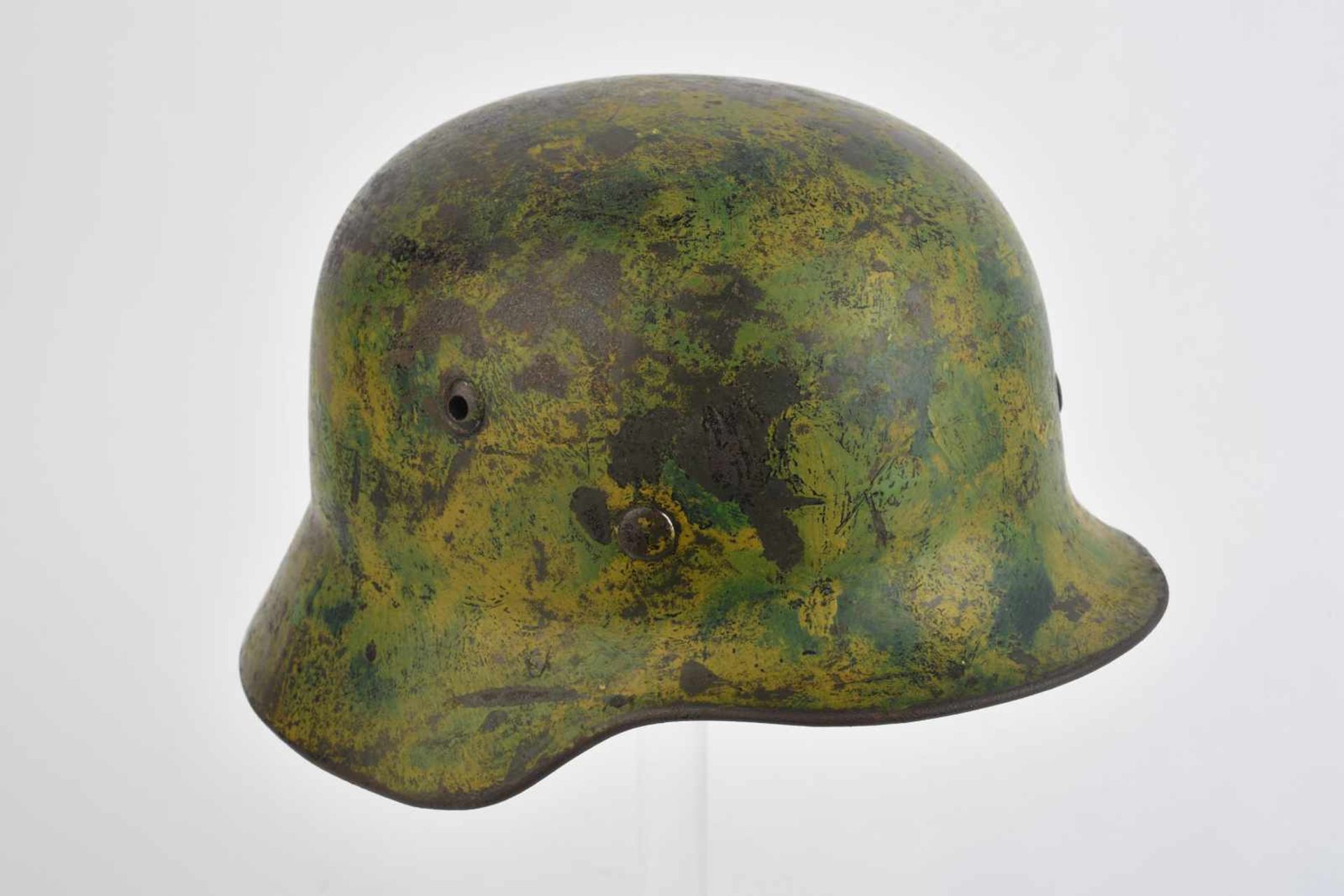 Casque camouflé nominatif de la Heer. Coque de casque modèle 35, marquage du fabricant illisible