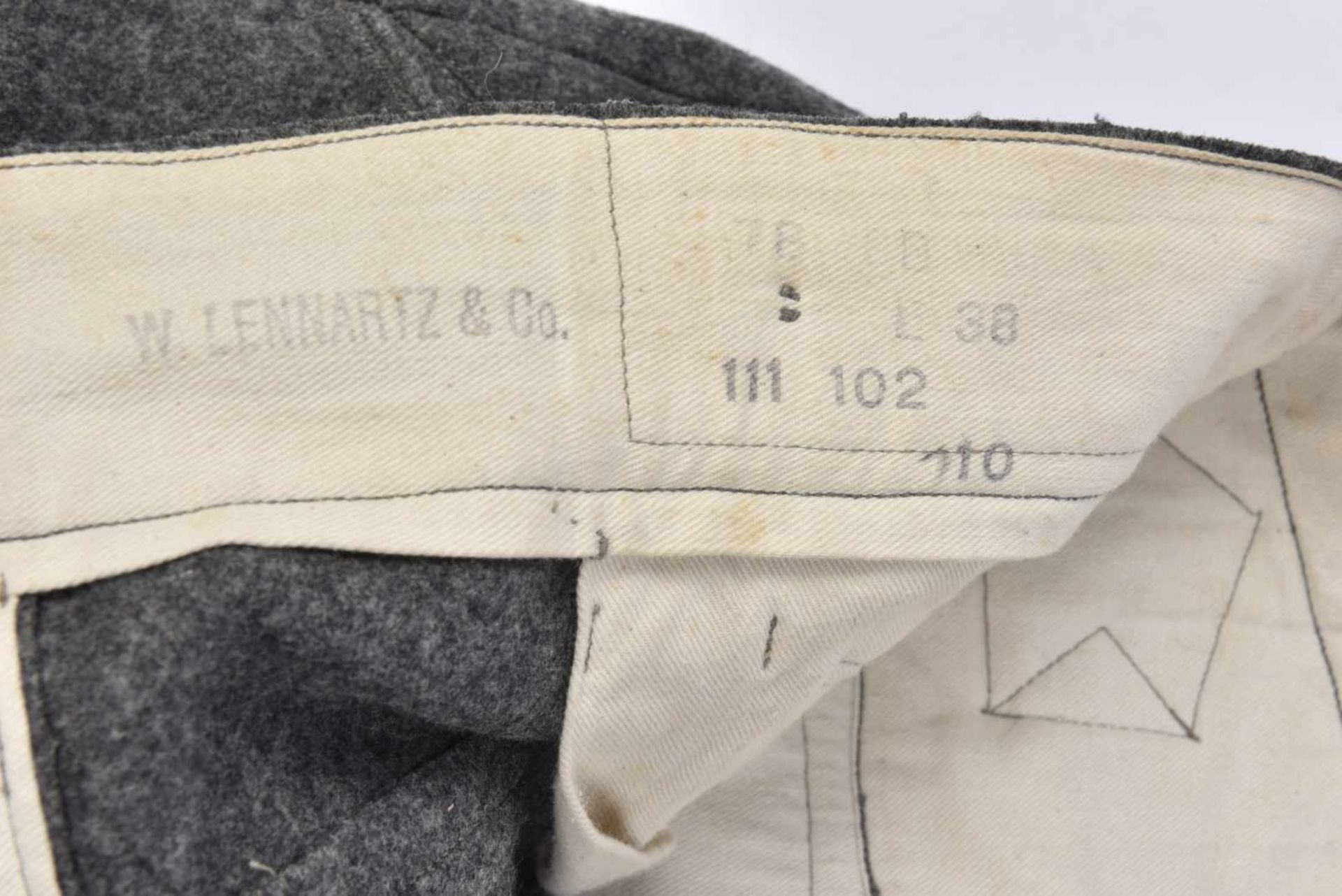Pantalon gris pierre en drap gris pierre, tous les boutons sont présents. Intérieur en tissu coton - Image 2 of 4