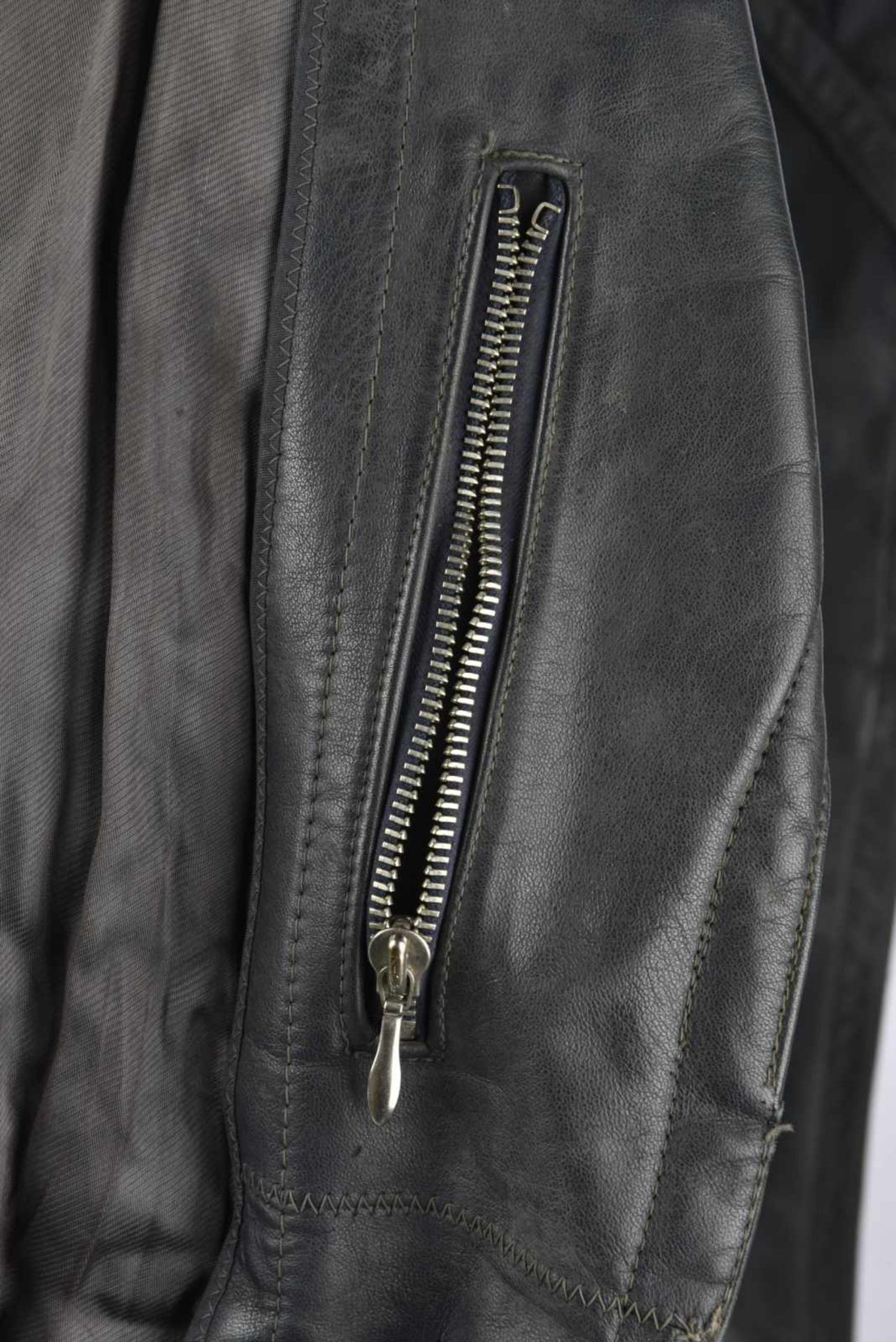 Manteau dofficier en cuir en épais cuir noir, tous les boutons sont présents, ainsi que la ceinture - Image 3 of 4