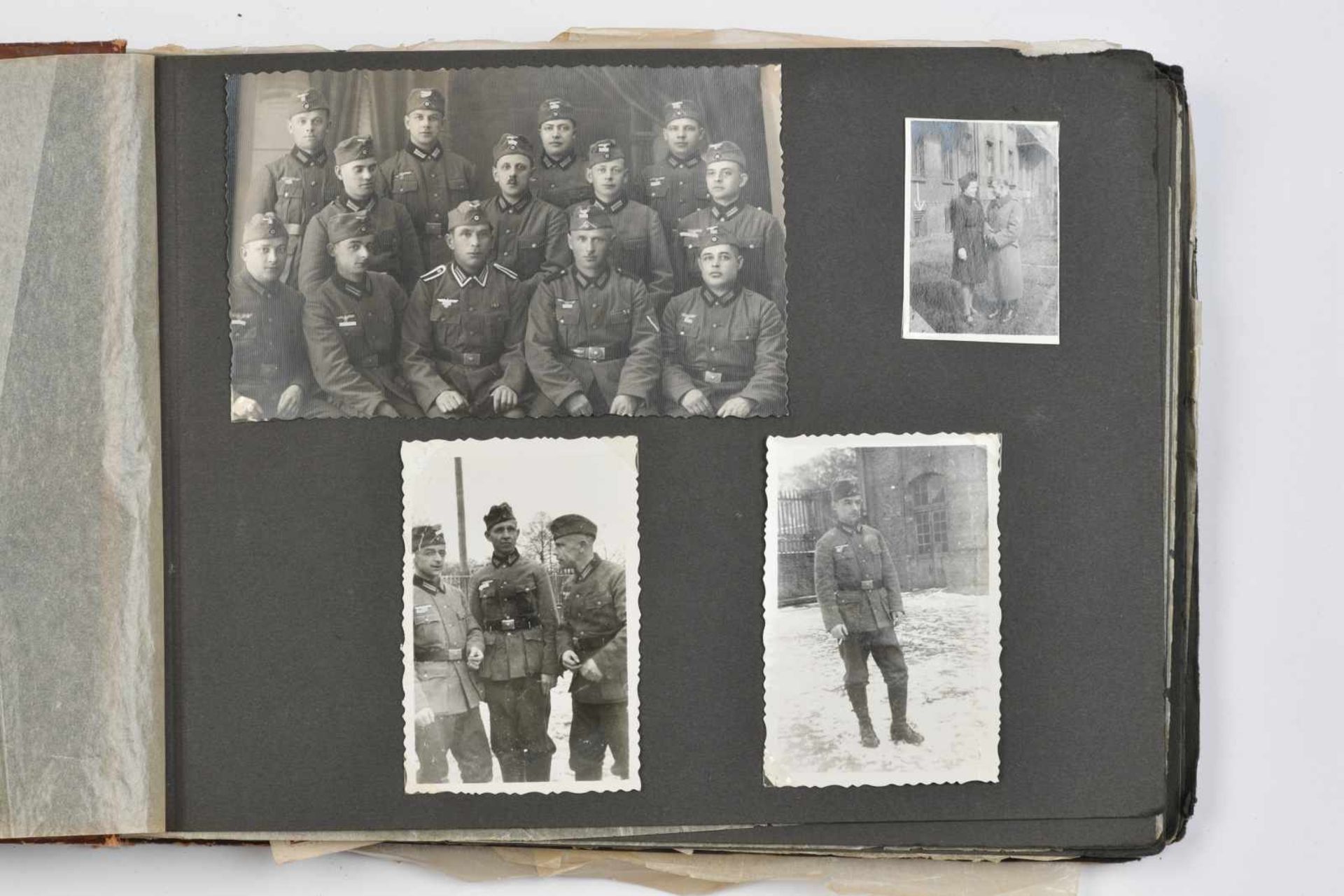 Album photos de la Heer. Couverture en carton marron, marquée en relief « Kriegserinnerungen ». - Bild 3 aus 4