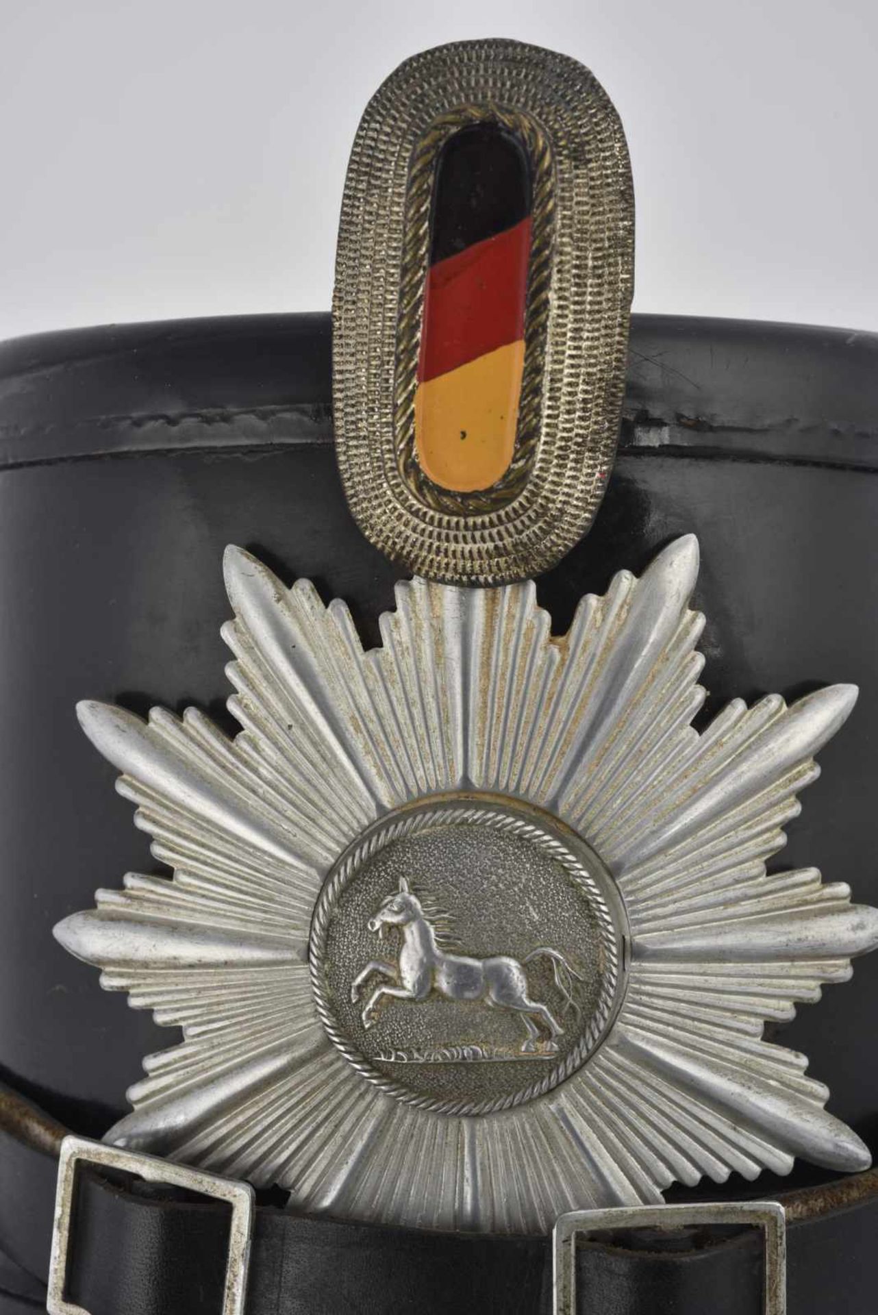 Shako de police du Land de Westphalie. Modèle de la République de Weimar en fibre de couleur noir, - Bild 3 aus 4