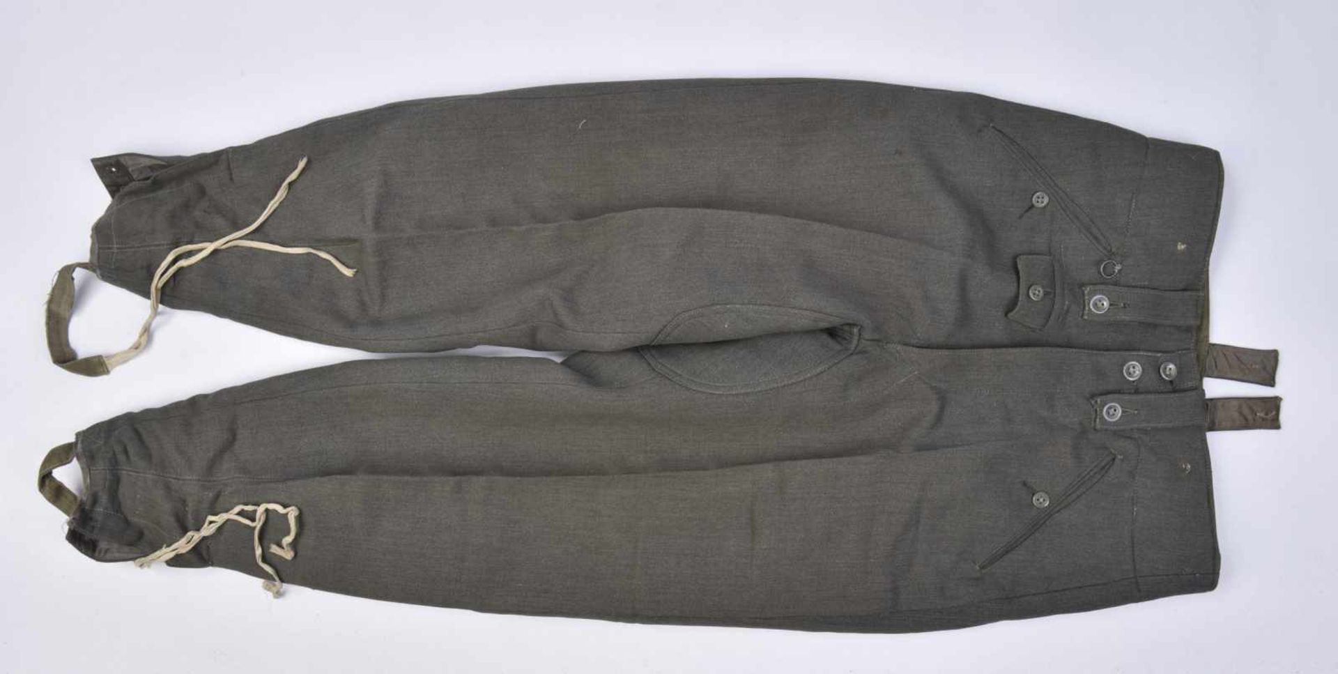 Pantalon en gabardine italienne. Modèle 44, en gabardine grise, tous les boutons sont présents.