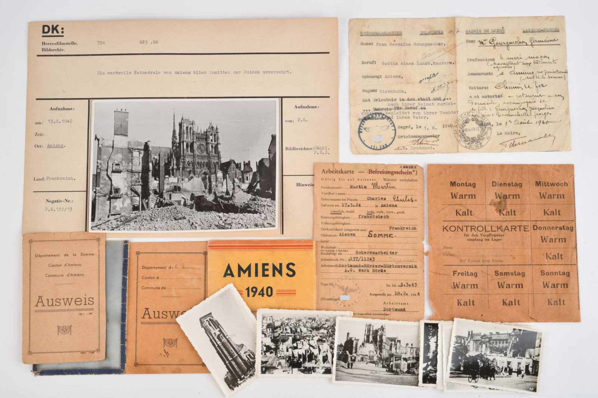 Ensemble de documents allemands de la ville dAmiens comprenant un lot de photos dans une pochette