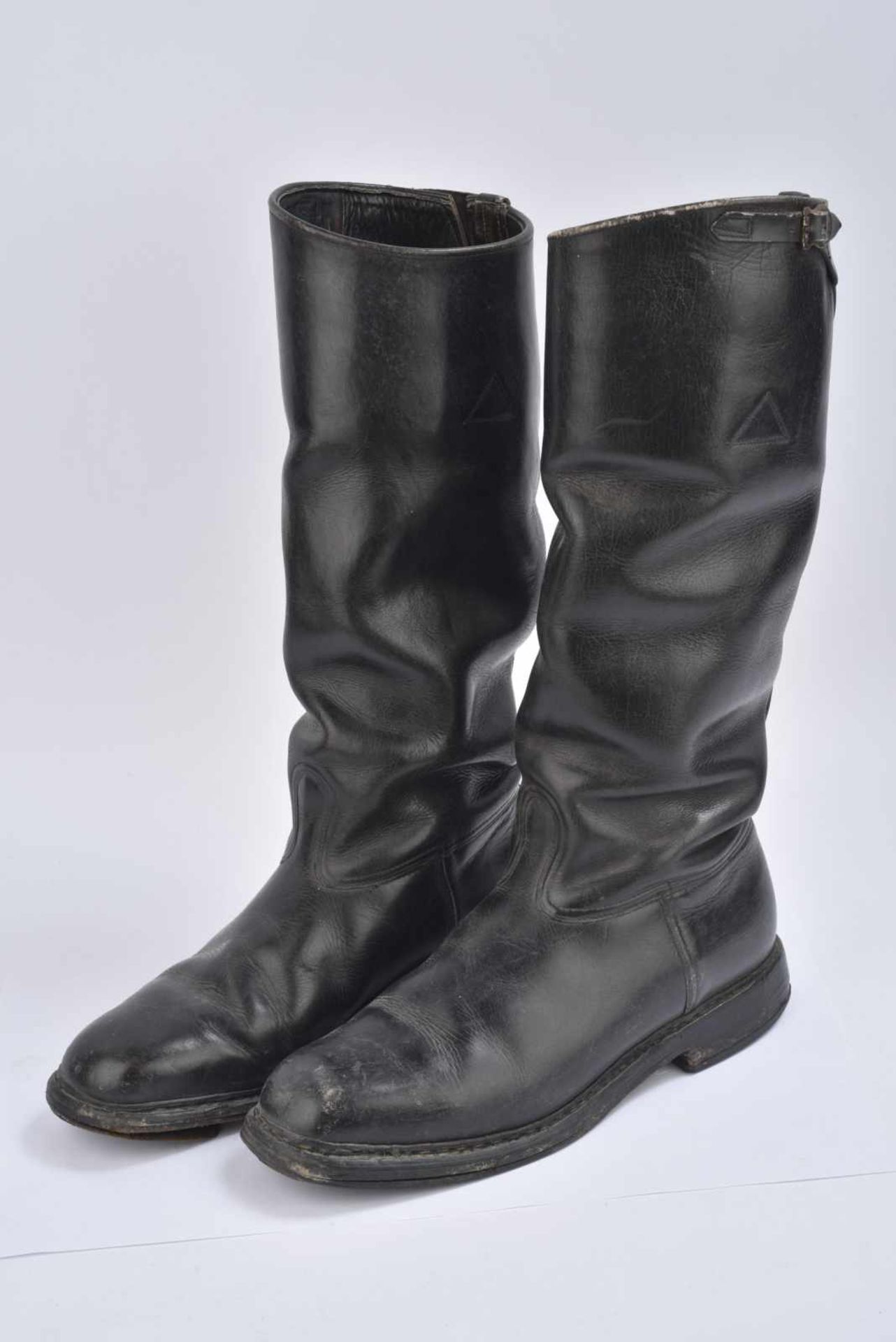 Bottes dofficier de la Heer. Tige haute, en cuir noir. Bride de serrage sur le haut de la botte.