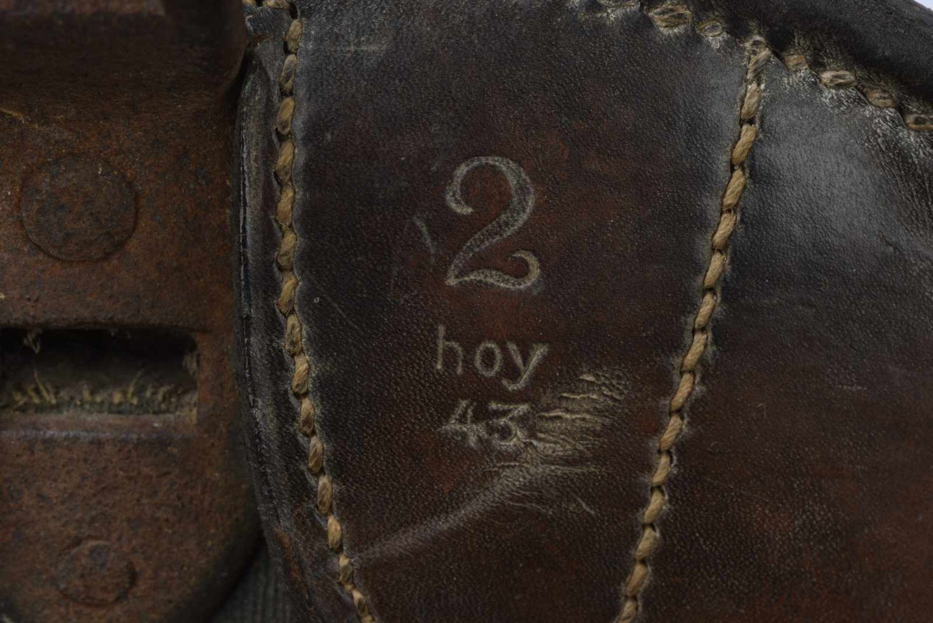 Selle allemande en cuir marron, marquages au dos « 2 » et « HOY 43 ». Aigle du Waffenamt présent. - Bild 3 aus 4