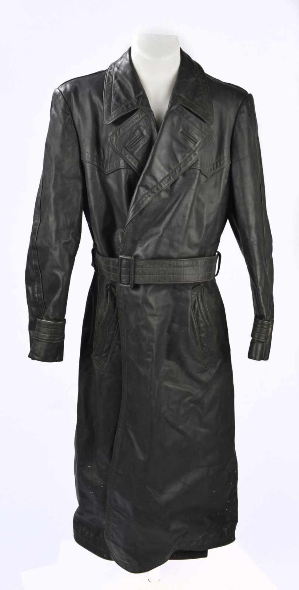 Manteau dofficier en cuir en épais cuir noir, tous les boutons sont présents, ainsi que la ceinture
