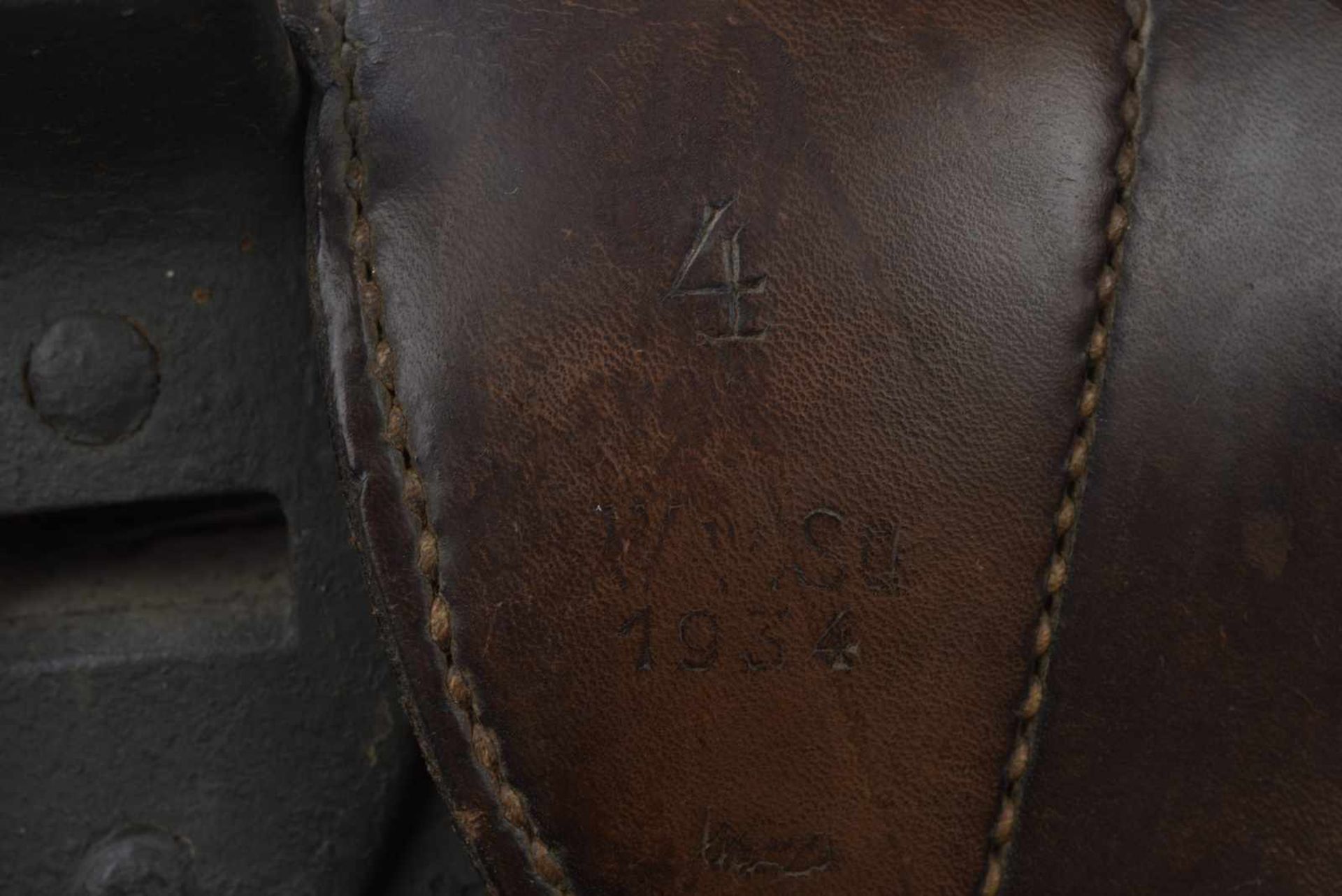Selle allemande. En cuir marron, marquages au dos « 4 » et « WSU 1934 ». Aigle du Waffenamt présent. - Bild 3 aus 4