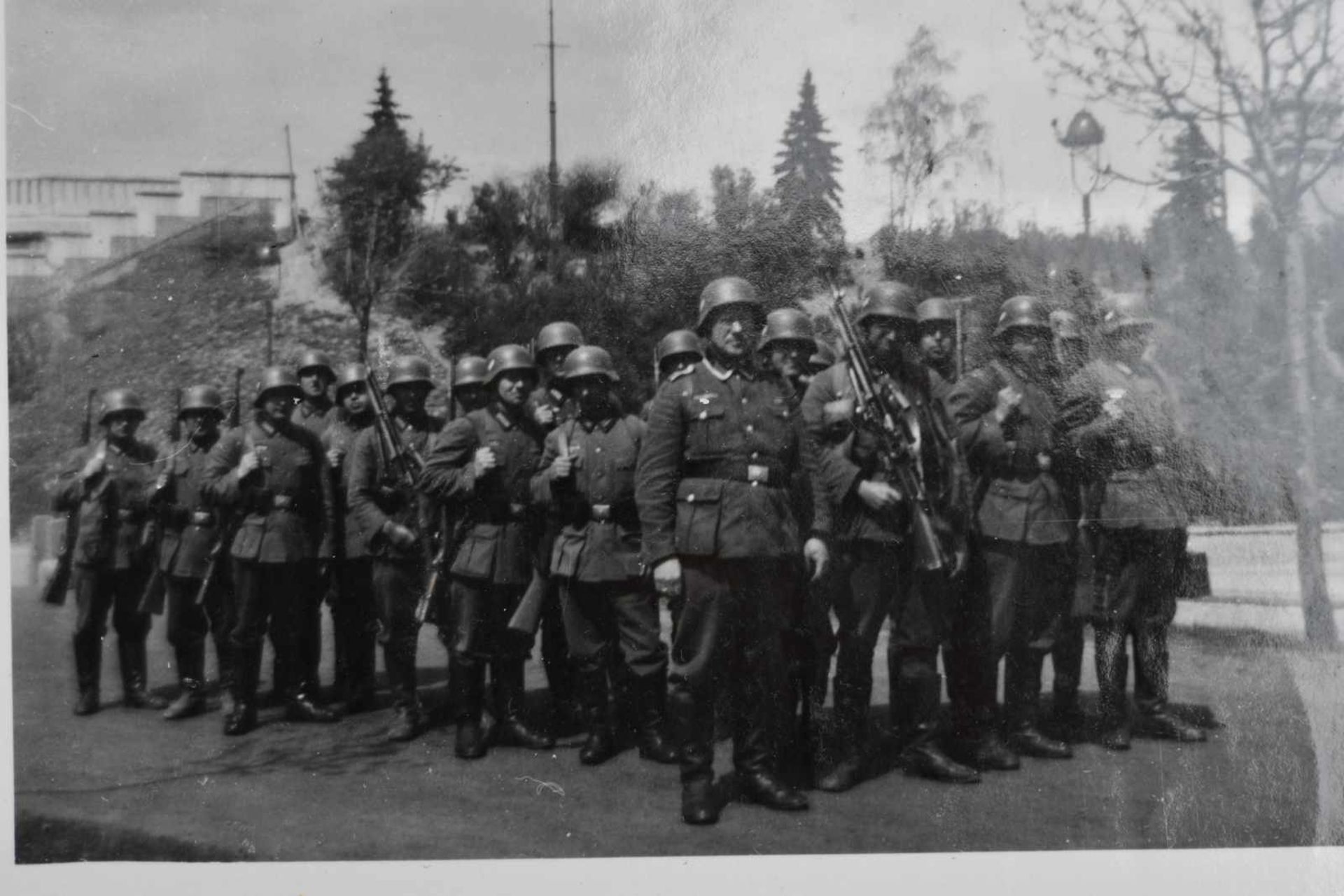 Album photos de la Heer. Couverture en carton marron, marquée en relief « Kriegserinnerungen ». - Bild 4 aus 4