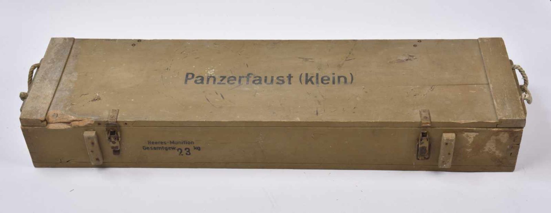 Caisse pour Panzerfaust Klein en bois, peinture sable à 80%, marquages sur le couvercle «