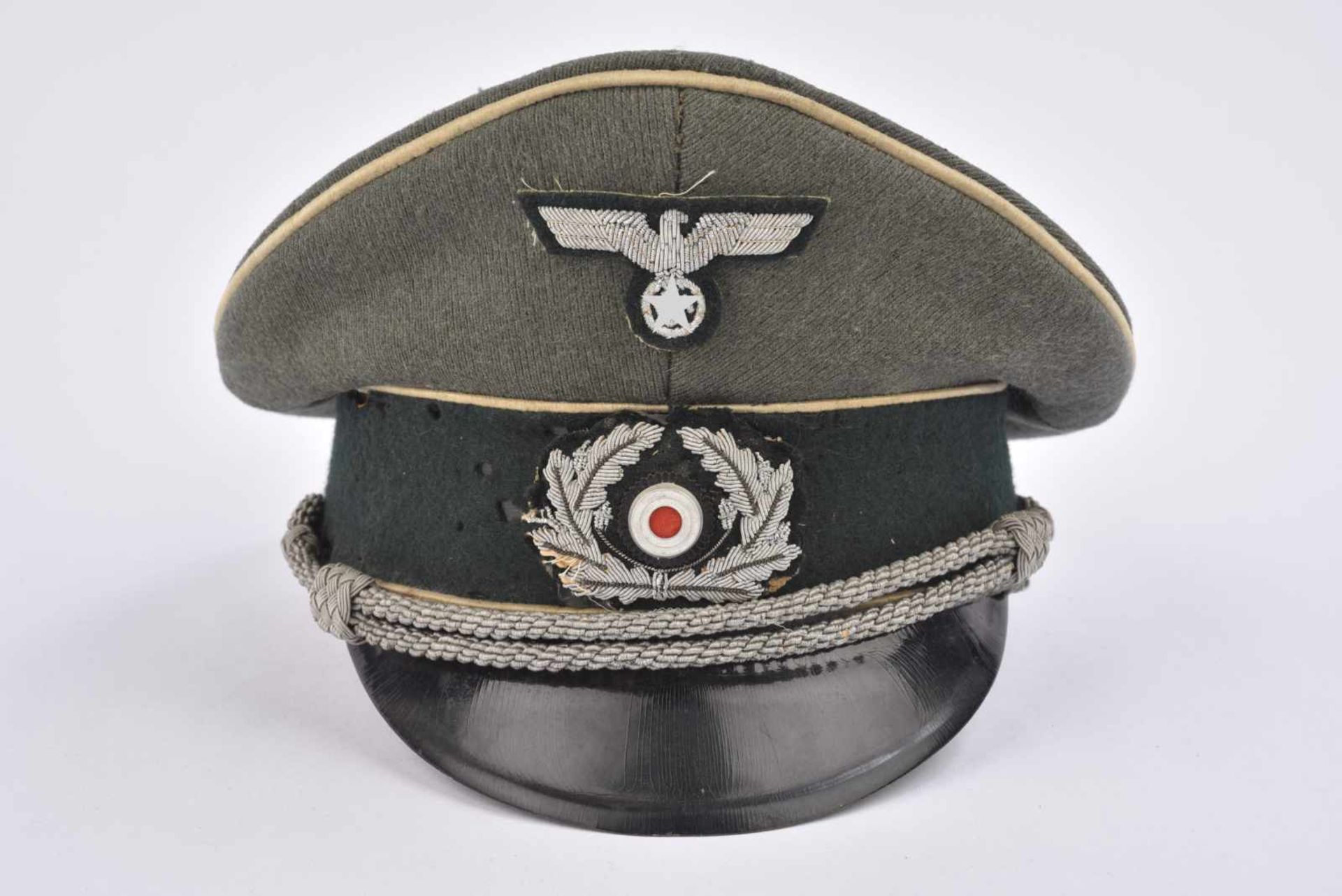 Casquette dofficier dinfanterie de la Heer en drap Feldgrau, triple liseré blanc de l