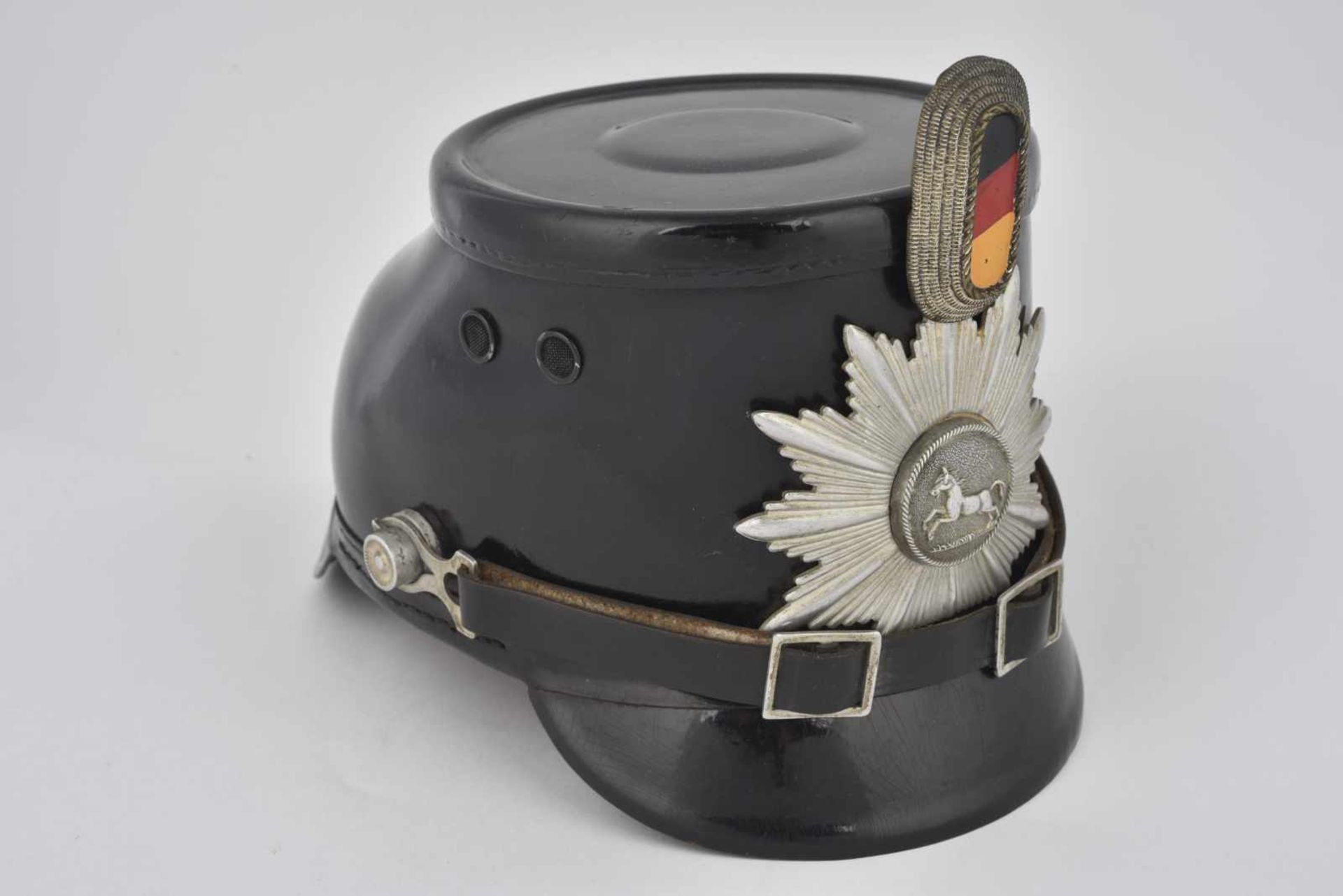 Shako de police du Land de Westphalie. Modèle de la République de Weimar en fibre de couleur noir,