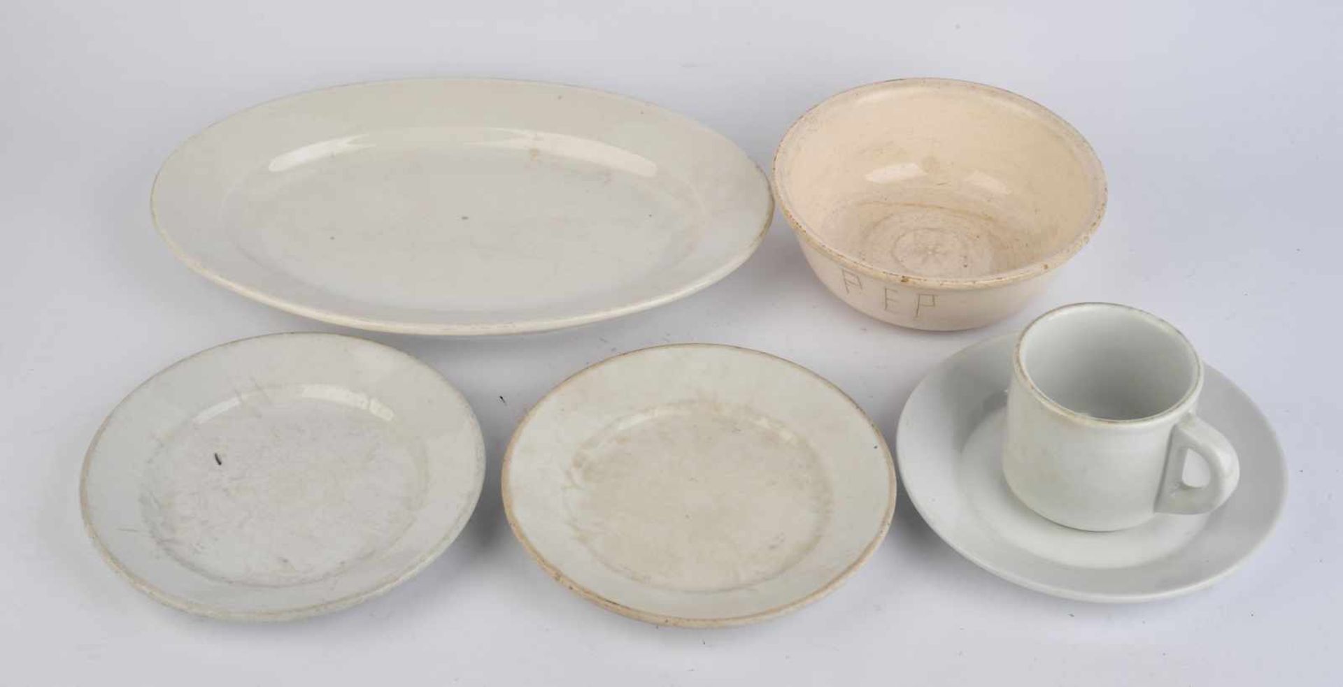 Ensemble de vaisselle de la Heer comprenant un plat oval de fabrication Tielsch Altwasser 1941,