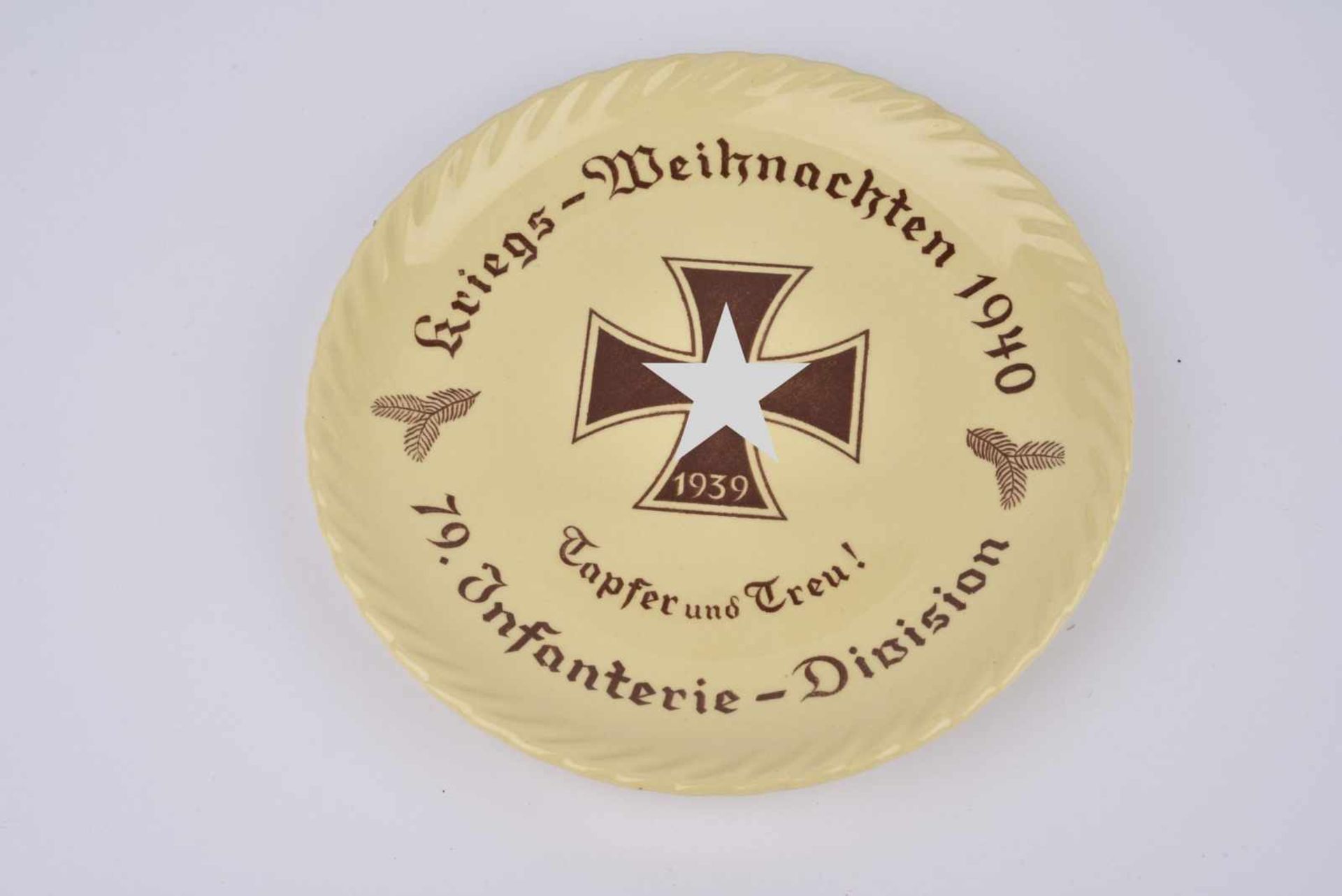 Assiette décorative Noël 1940 en Mettlach, marquée « Kriegs Weihnachten 1940 » et « 79ème Infanterie