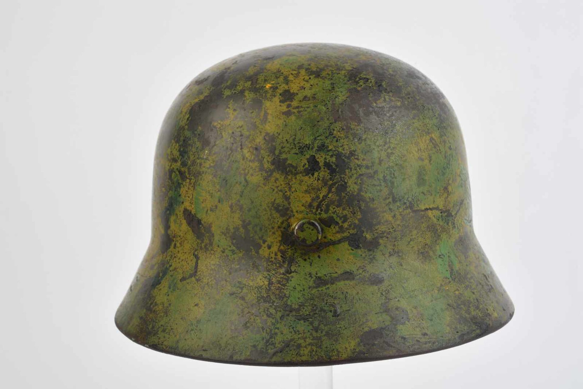 Casque camouflé nominatif de la Heer. Coque de casque modèle 35, marquage du fabricant illisible - Image 3 of 4