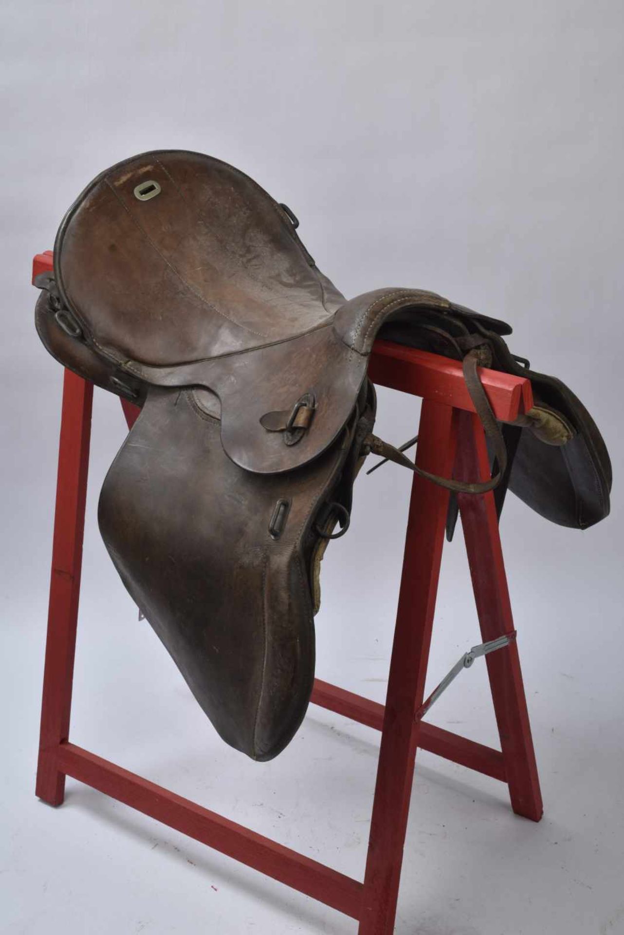 Selle allemande. En cuir marron, marquages au dos « 4 » et « WSU 1934 ». Aigle du Waffenamt présent.