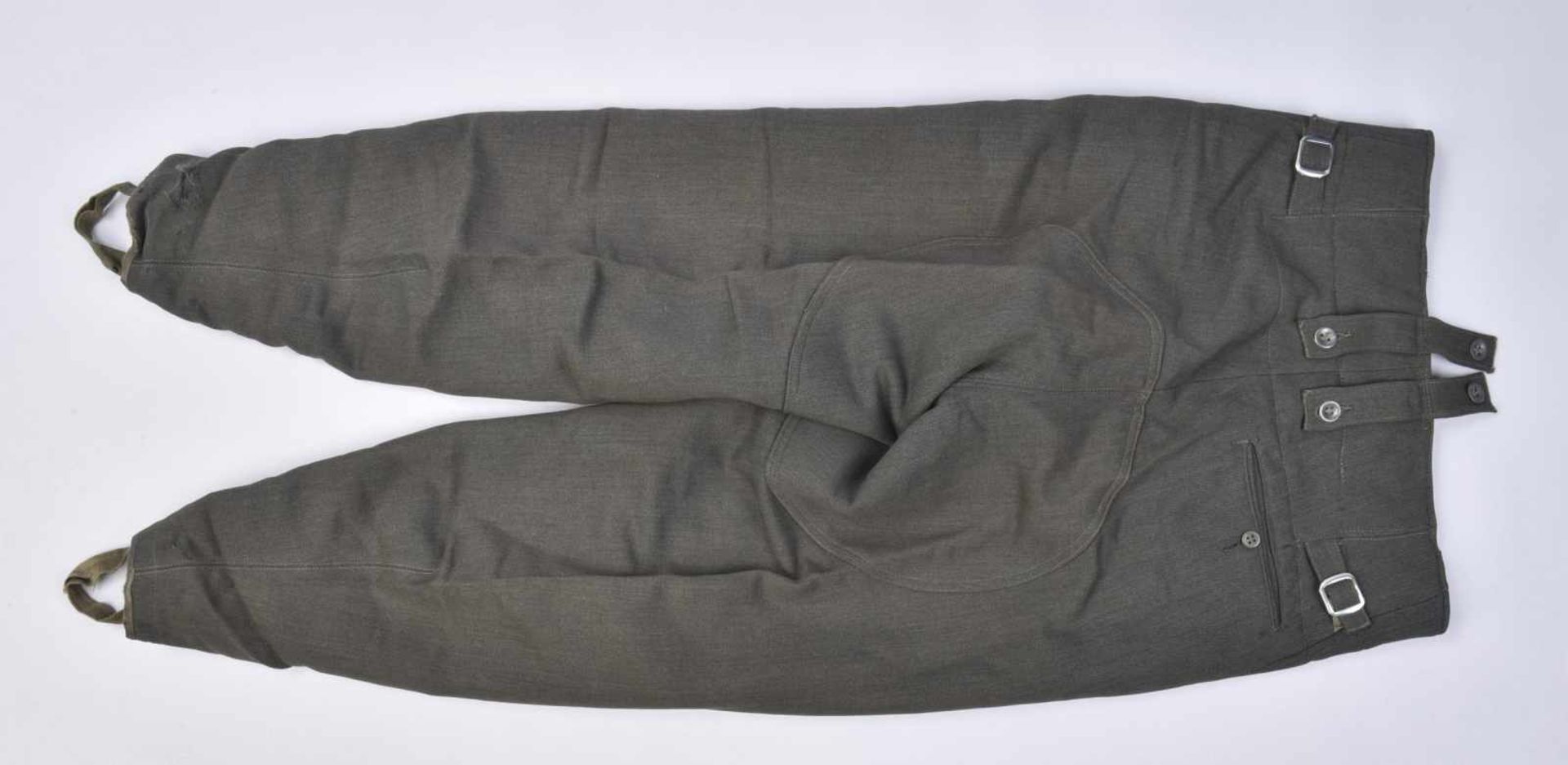 Pantalon en gabardine italienne. Modèle 44, en gabardine grise, tous les boutons sont présents. - Image 4 of 4