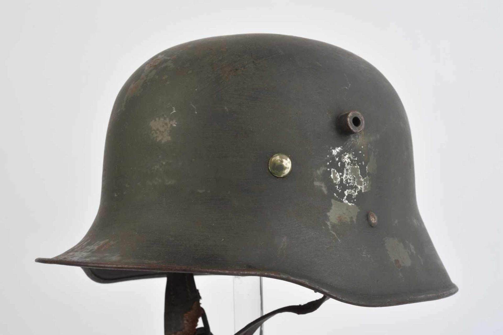 Casque première guerre reconditionné. Peinture feldgrau nettoyée à 75% recouvrant une peinture