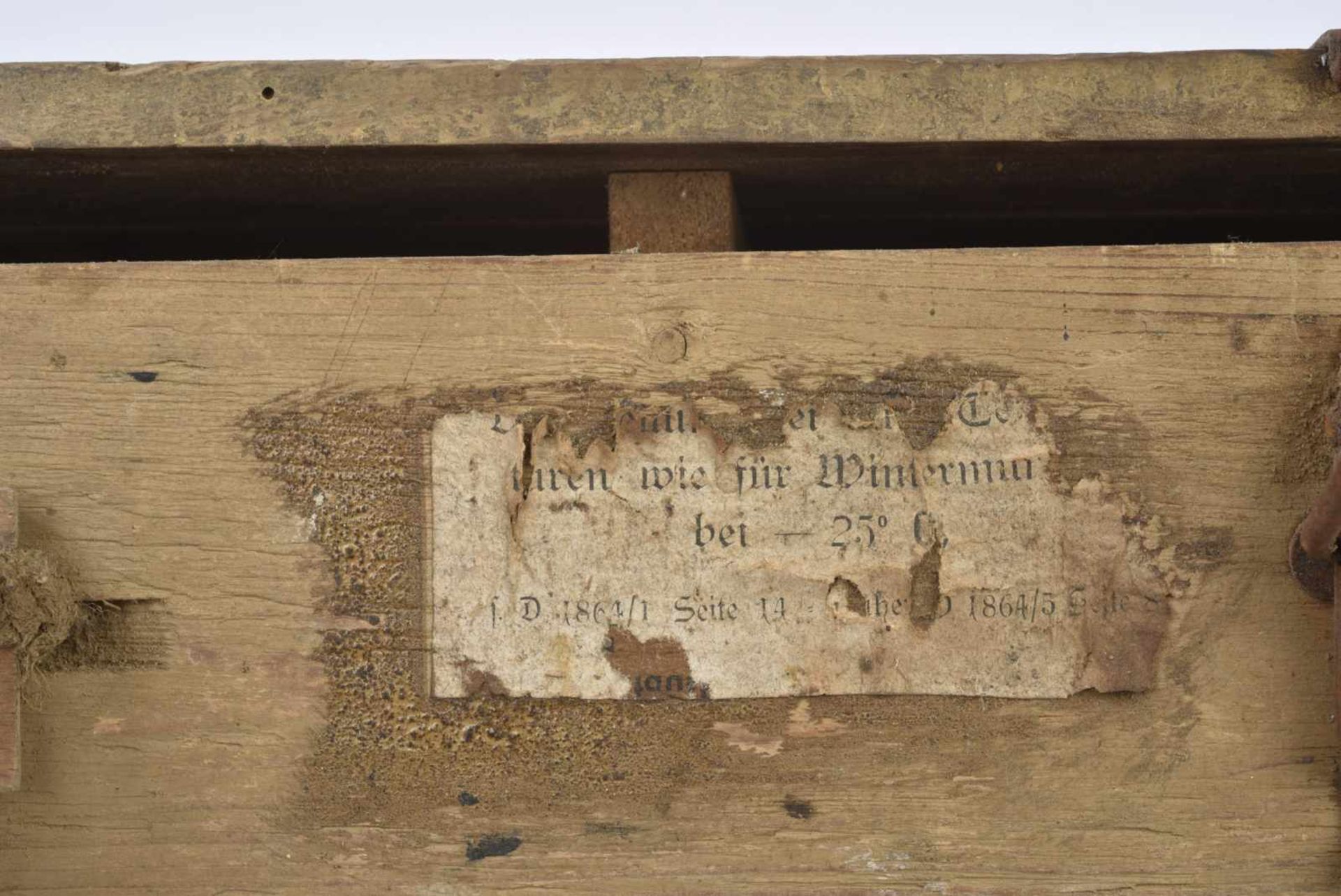 Caisse pour roquette de Panzerschreck en bois, reste de marquages sur le couvercle. Cordelette de - Bild 3 aus 4