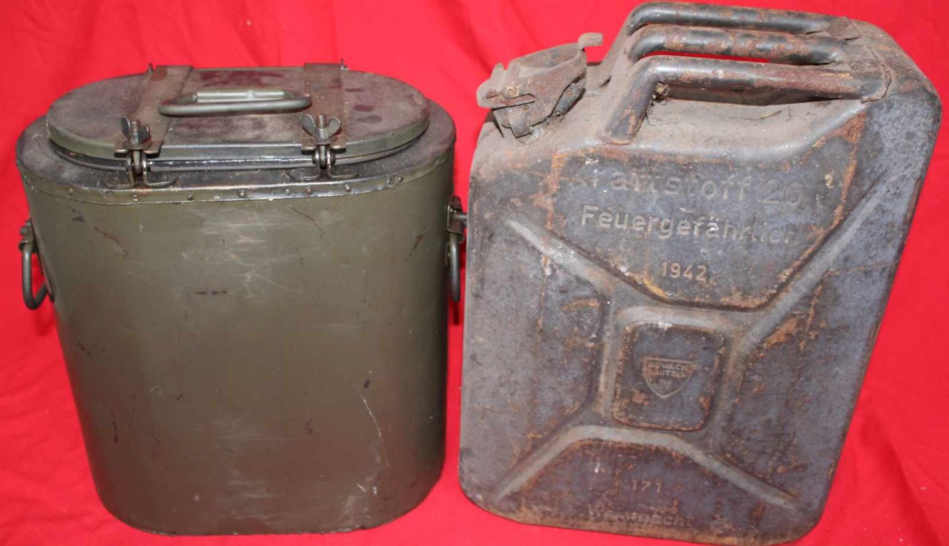 Un jerrycan 20l et une norvégienne allemands 39/45. Norvégienne réutilisée postérieurement, peinture