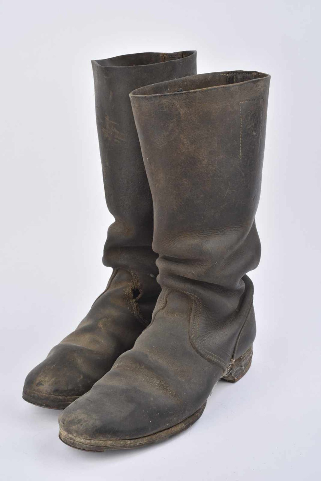 Bottes troupes allemandes. Tiges courtes, en cuir lisse, semelles lisses, talon ferré. Grosse