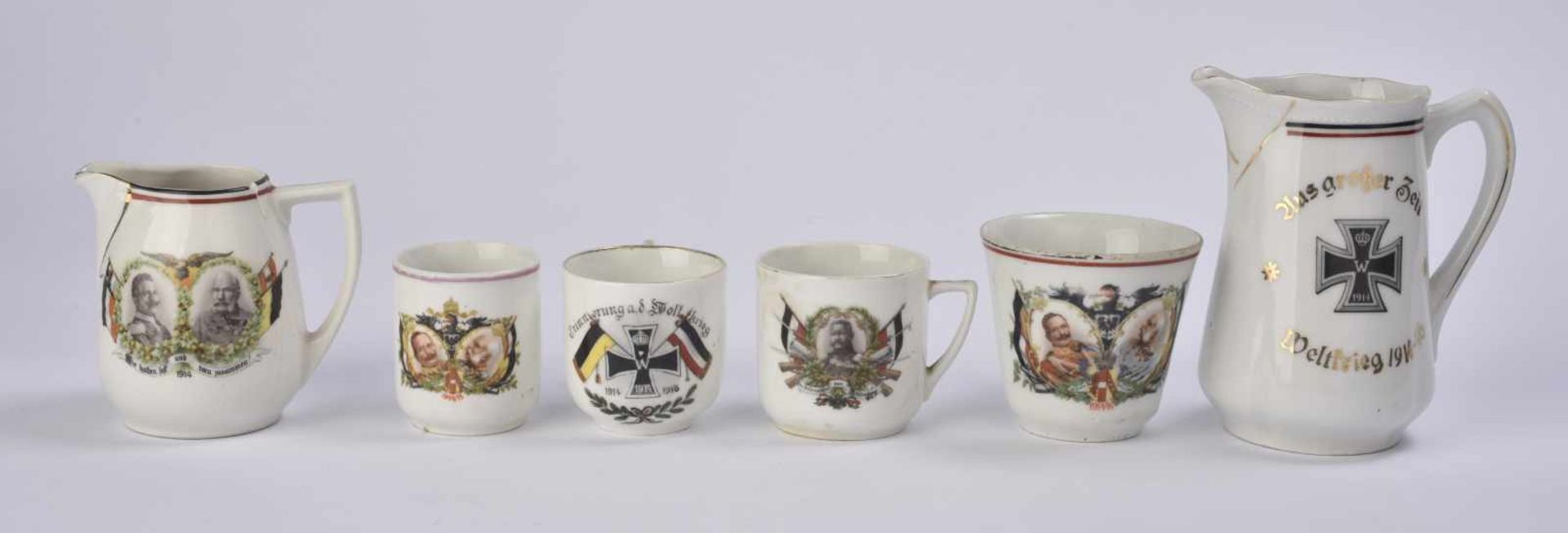 Ensemble de vaisselle 2 verseuses en porcelaine et 4 tasses Les 4 tasses décorées du profil de